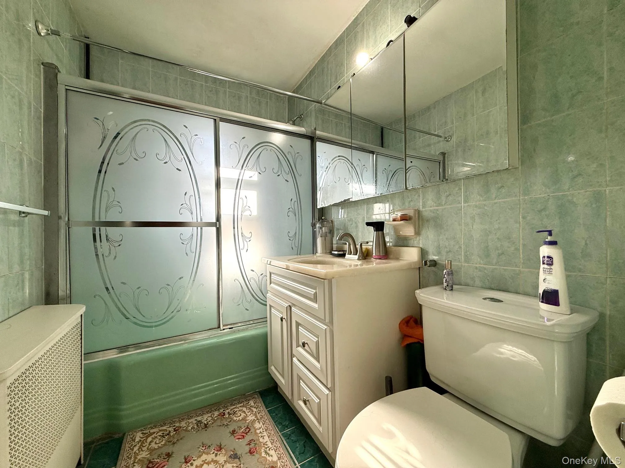 Original bathroom with elegant floor tiles, second bathtub Original bathroom with elegant floor tiles, second bathtub