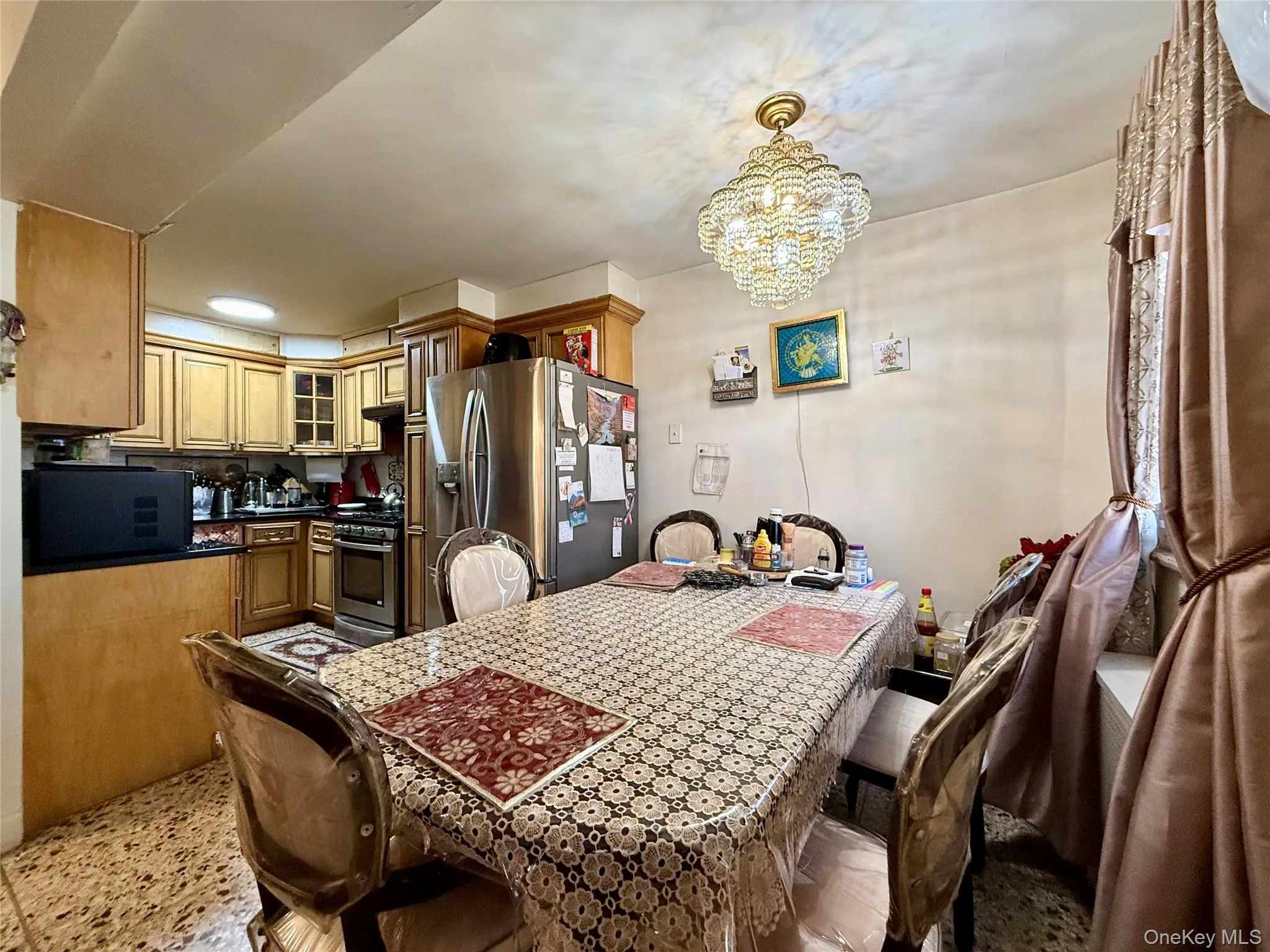 Dining area adjacent to the kitchen, large window for ventilation. Open to the living room. Dining area adjacent to the kitchen, large window for ventilation. Open to the living room.