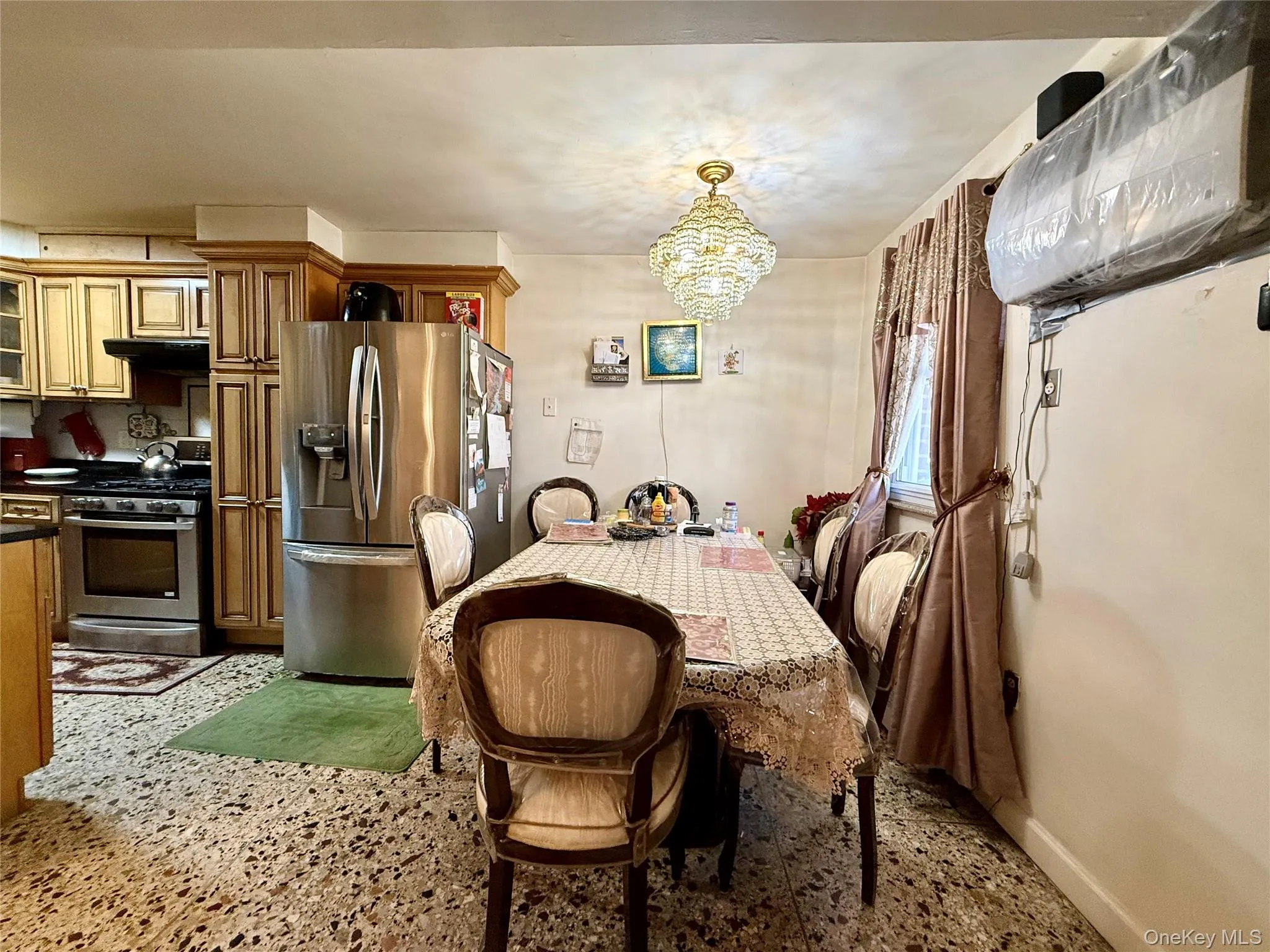Dining area adjacent to the kitchen, large window for ventilation. Open to the living room. Dining area adjacent to the kitchen, large window for ventilation. Open to the living room.