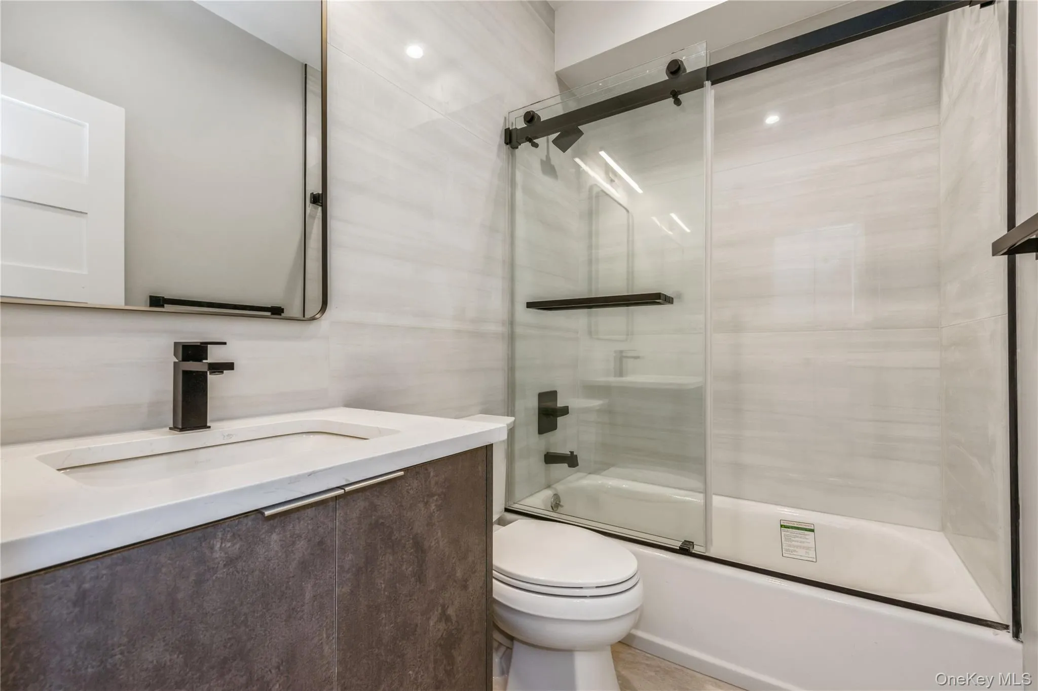 The photos shown are of a model unit. The photos shown are of a model unit.