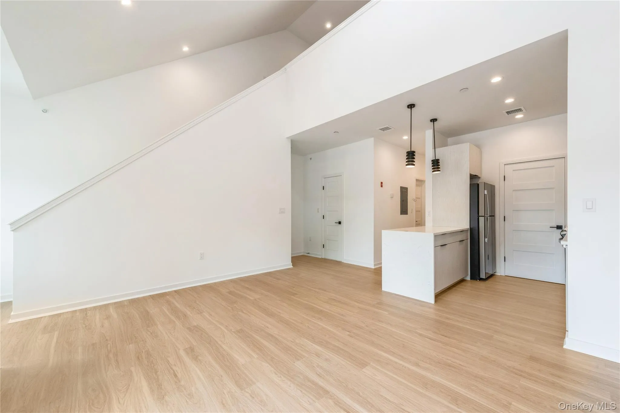 Open space living room/kitchen. Balcony.The photos shown are of a model unit. Open space living room/kitchen. Balcony.The photos shown are of a model unit.