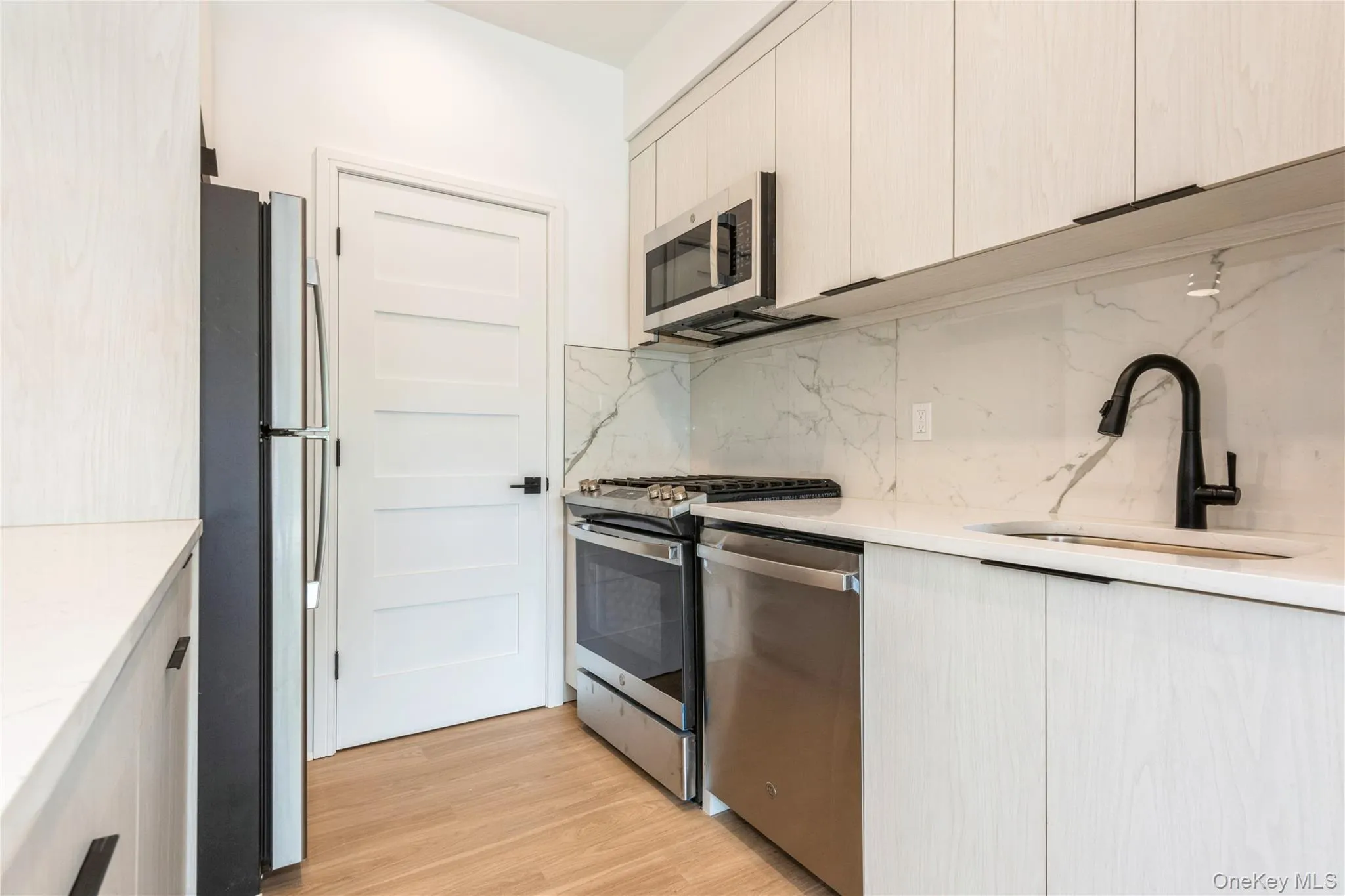 The photos shown are of a model unit. The photos shown are of a model unit.