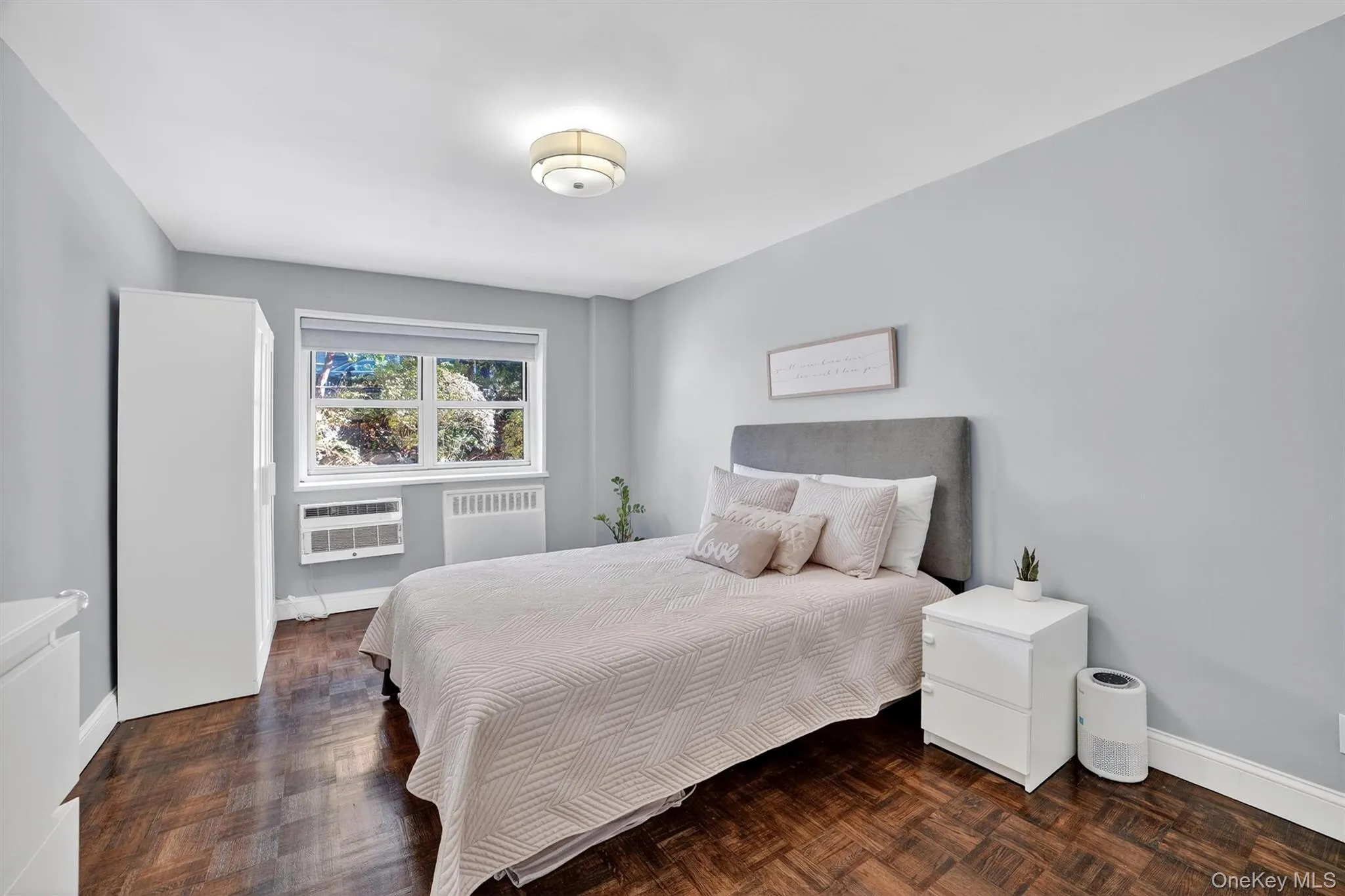 Spacious, bright and sunny primary bedroom. Spacious, bright and sunny primary bedroom.