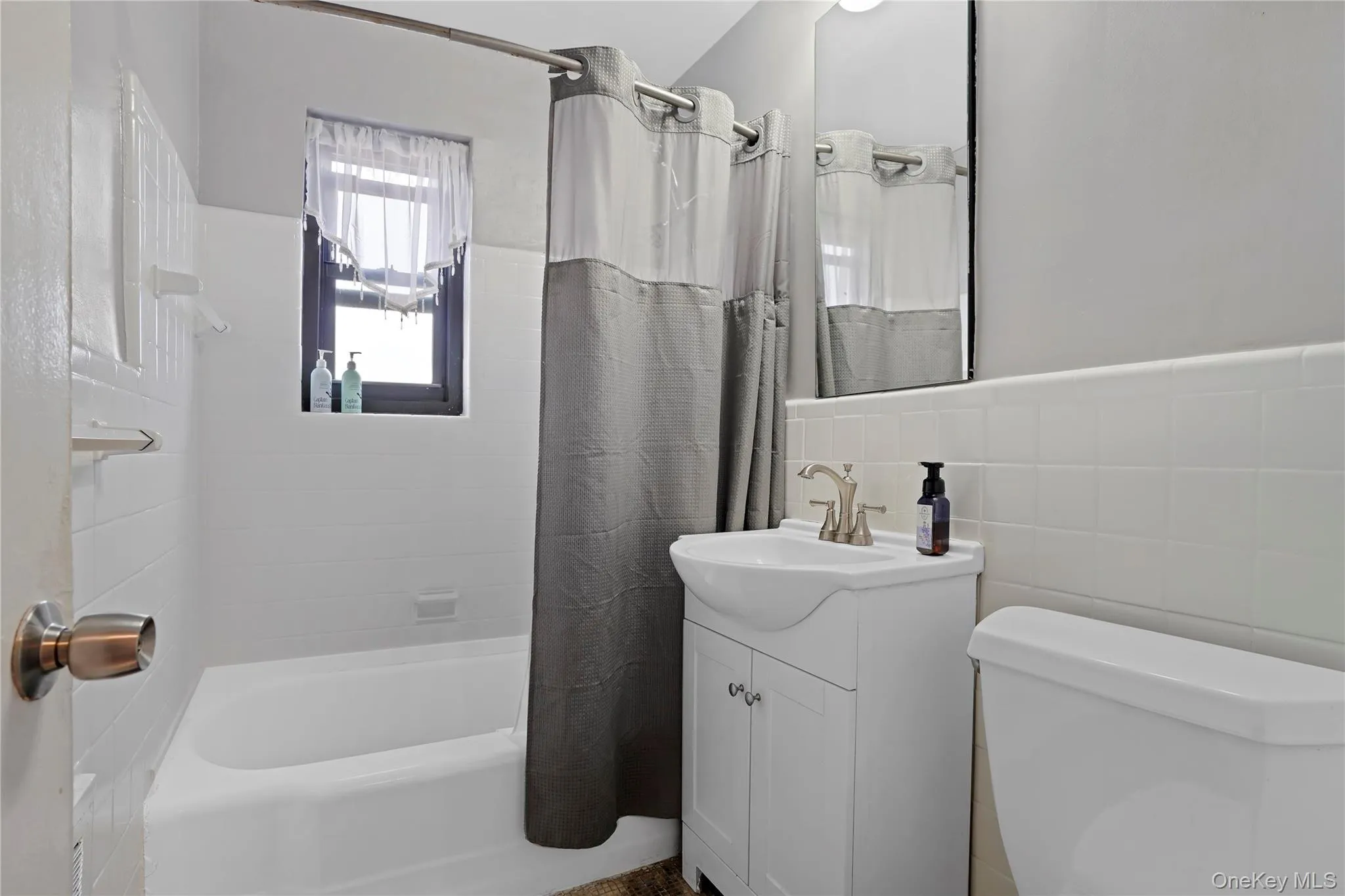 80-01 156th Avenue, New York, NY, 2 Bedrooms Bedrooms, 5 Rooms Rooms,1 BathroomBathrooms,Residential,For Rent,156th,0,978367 80-01 156th Avenue, New York, NY, 2 Bedrooms Bedrooms, 5 Rooms Rooms,1 BathroomBathrooms,Residential,For Rent,156th,0,978367