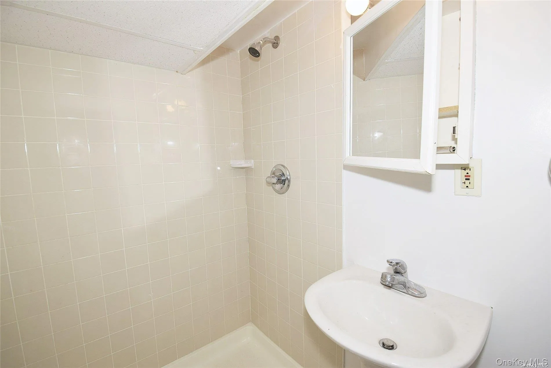 75-03 197th Street, New York, NY, 3 Bedrooms Bedrooms, 6 Rooms Rooms,2 BathroomsBathrooms,Residential Lease,For Rent,197th,0,978378 75-03 197th Street, New York, NY, 3 Bedrooms Bedrooms, 6 Rooms Rooms,2 BathroomsBathrooms,Residential Lease,For Rent,197th,0,978378