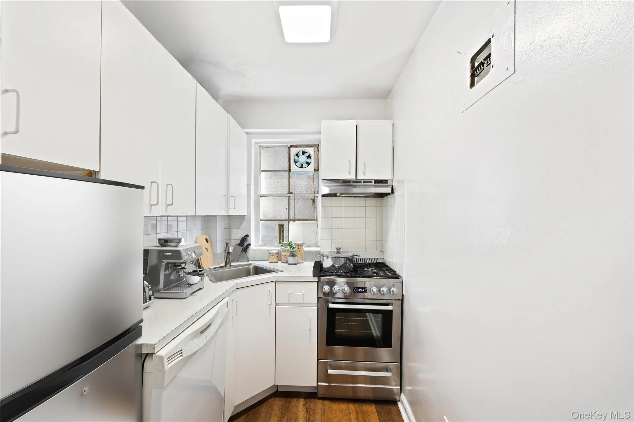 321 48th Street, New York, NY, 1 Bedroom Bedrooms, 5 Rooms Rooms,1 BathroomBathrooms,Residential,For Rent,48th,0,KEY978395 321 48th Street, New York, NY, 1 Bedroom Bedrooms, 5 Rooms Rooms,1 BathroomBathrooms,Residential,For Rent,48th,0,KEY978395
