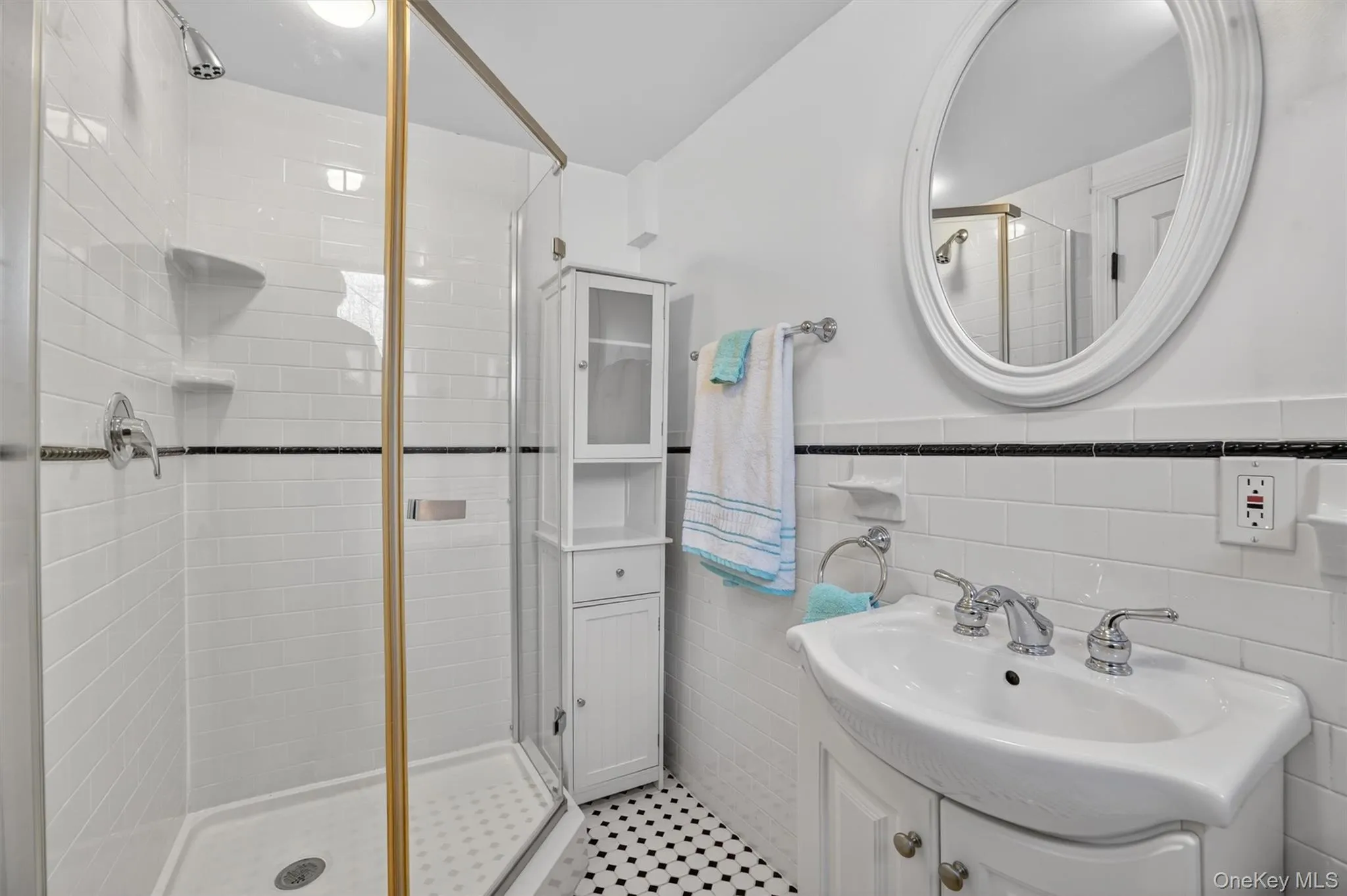 Super clean and bright 2nd bathroom Super clean and bright 2nd bathroom