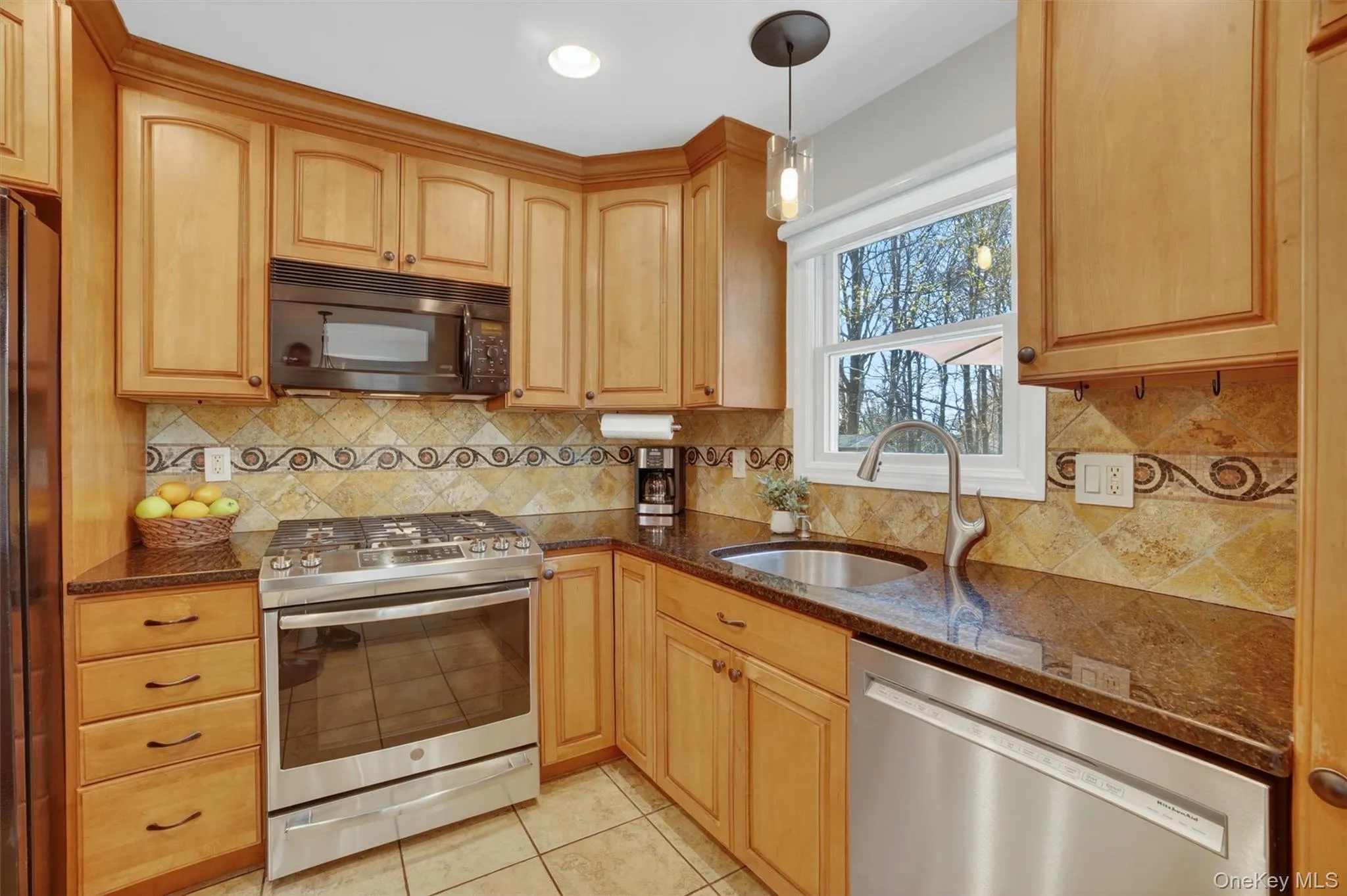 Granite counter tops, SS appliances and custom cabinetry Granite counter tops, SS appliances and custom cabinetry