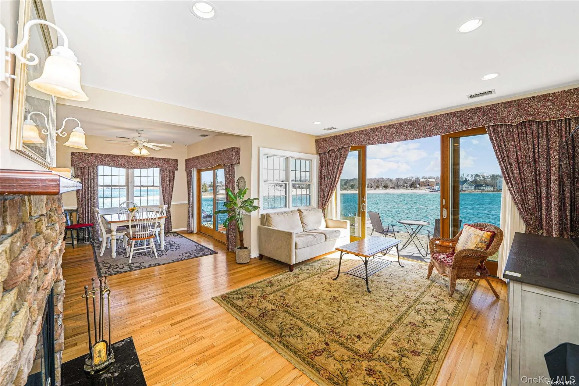 Living Room/ Dining Room Living Room/ Dining Room