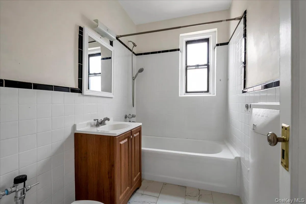 3545 81ST, New York, NY, 1 Bedroom Bedrooms, 4 Rooms Rooms,1 BathroomBathrooms,Residential Lease,For Rent,81ST,0,978446 3545 81ST, New York, NY, 1 Bedroom Bedrooms, 4 Rooms Rooms,1 BathroomBathrooms,Residential Lease,For Rent,81ST,0,978446