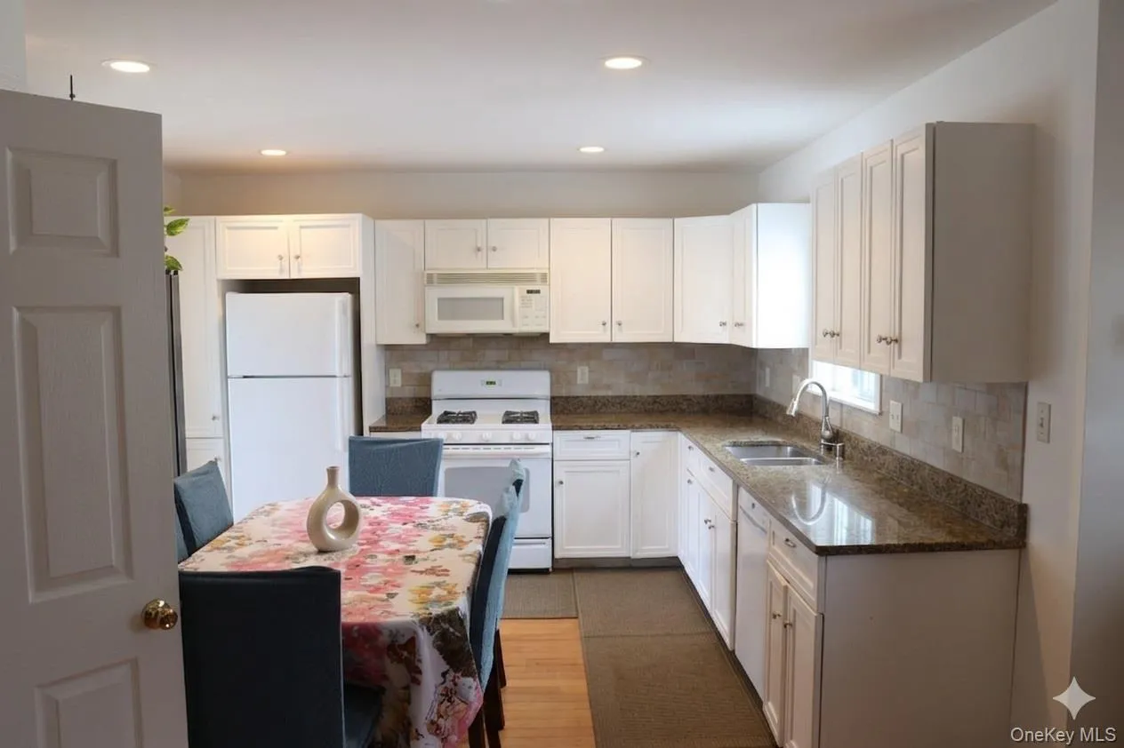 39 Edwards Street, Brookhaven, NY, 3 Bedrooms Bedrooms, 6 Rooms Rooms,2 BathroomsBathrooms,Residential Lease,For Rent,Edwards,0,978483 39 Edwards Street, Brookhaven, NY, 3 Bedrooms Bedrooms, 6 Rooms Rooms,2 BathroomsBathrooms,Residential Lease,For Rent,Edwards,0,978483