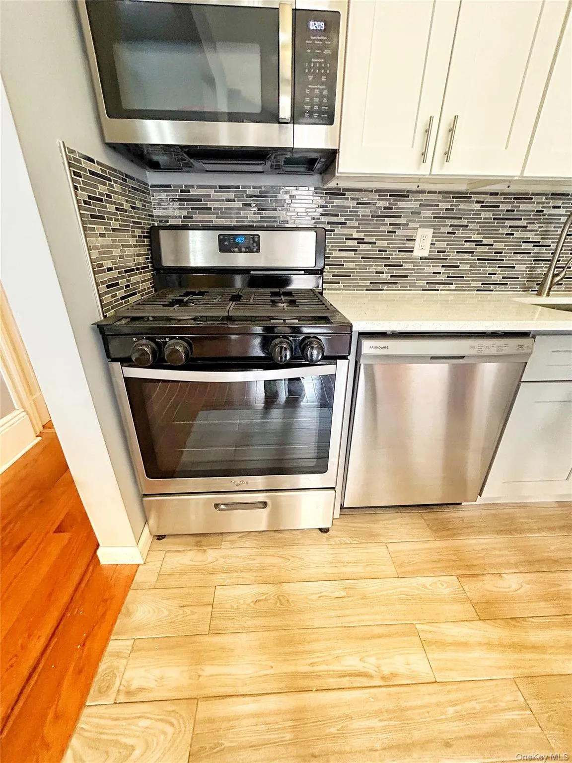 Appliances also include fridge off screen. Appliances also include fridge off screen.