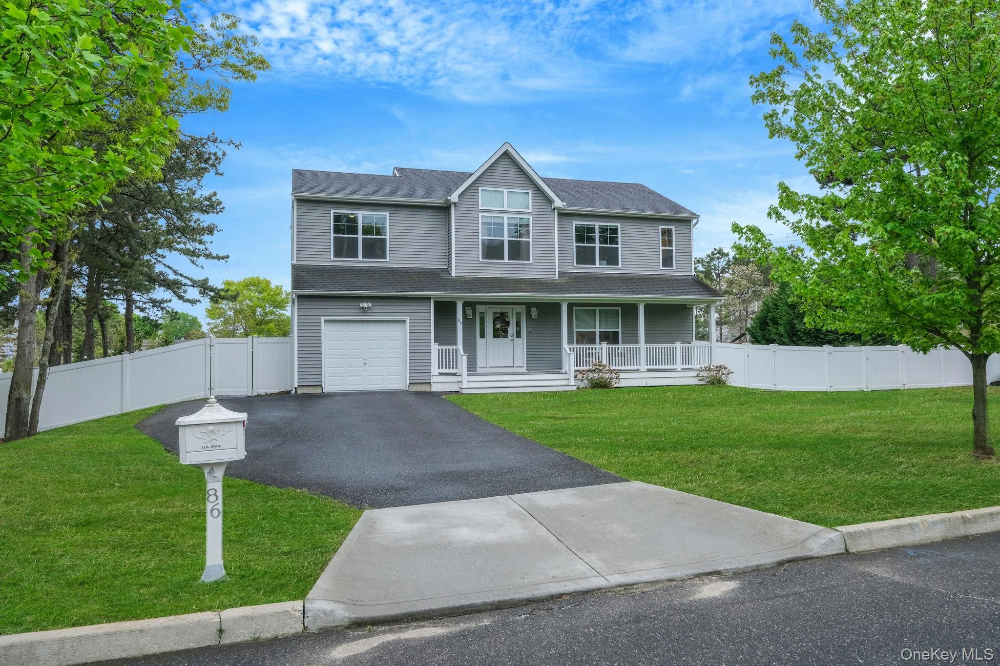Beautiful, young 4/2.5 colonial on .52 acres! Beautiful, young 4/2.5 colonial on .52 acres!