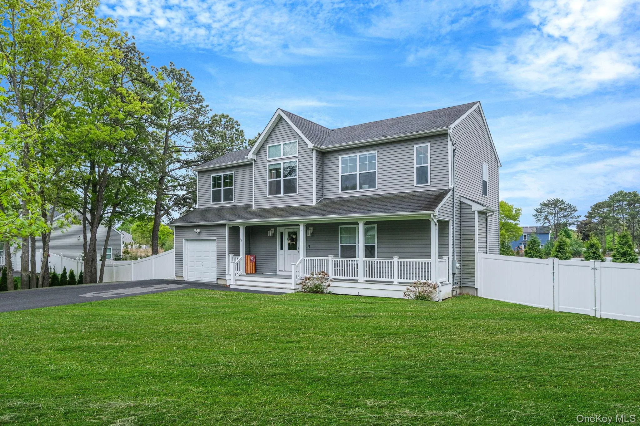 Beautiful, young 4/2.5 colonial on .52 acres! Beautiful, young 4/2.5 colonial on .52 acres!