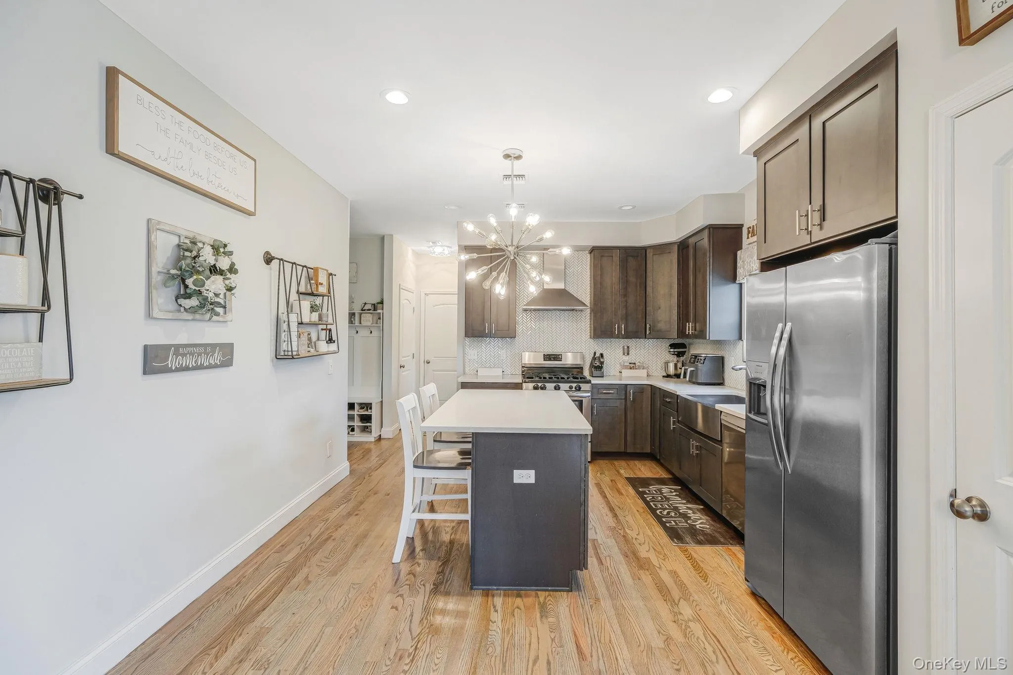 EIK with SS Appliances, Gas Cooking, Quartz Countertops, Deep Farm Sink, Pantry EIK with SS Appliances, Gas Cooking, Quartz Countertops, Deep Farm Sink, Pantry