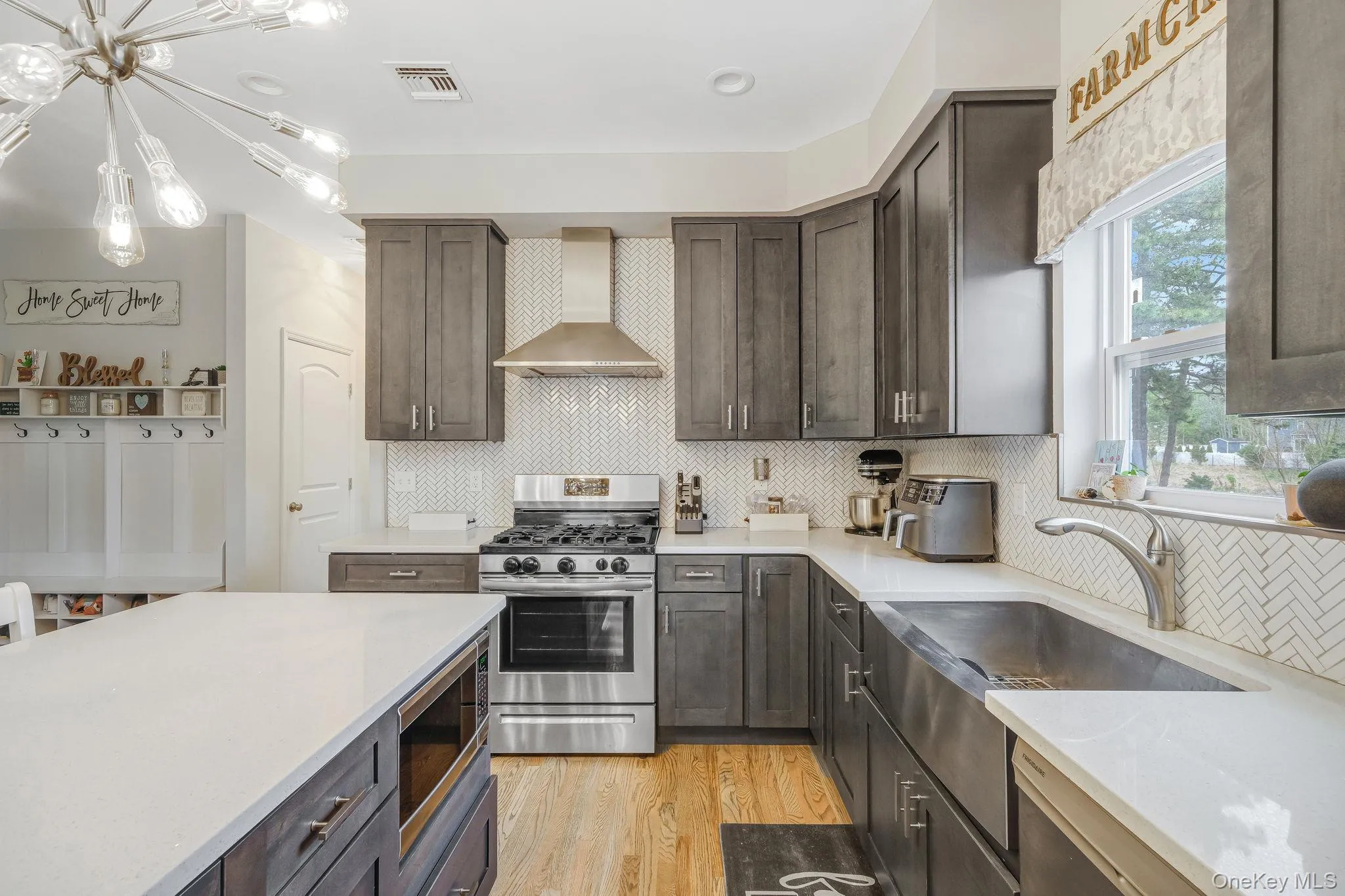 EIK with SS Appliances, Gas Cooking, Quartz Countertops, Deep Farm Sink, Pantry EIK with SS Appliances, Gas Cooking, Quartz Countertops, Deep Farm Sink, Pantry