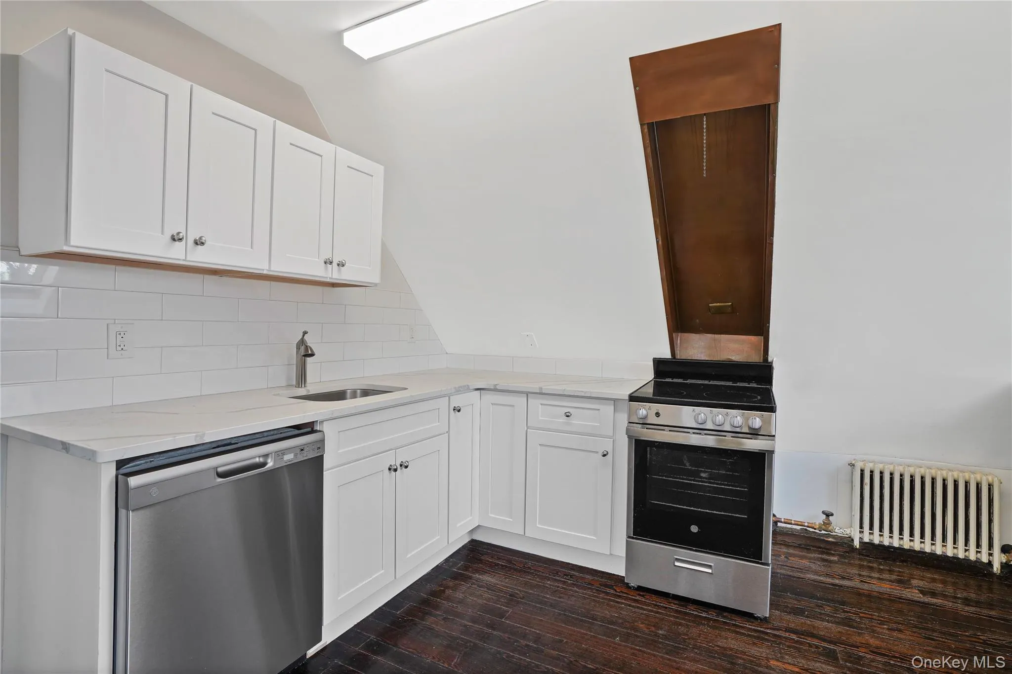 Electric Range, Dishwasher, Quartz Counters Electric Range, Dishwasher, Quartz Counters
