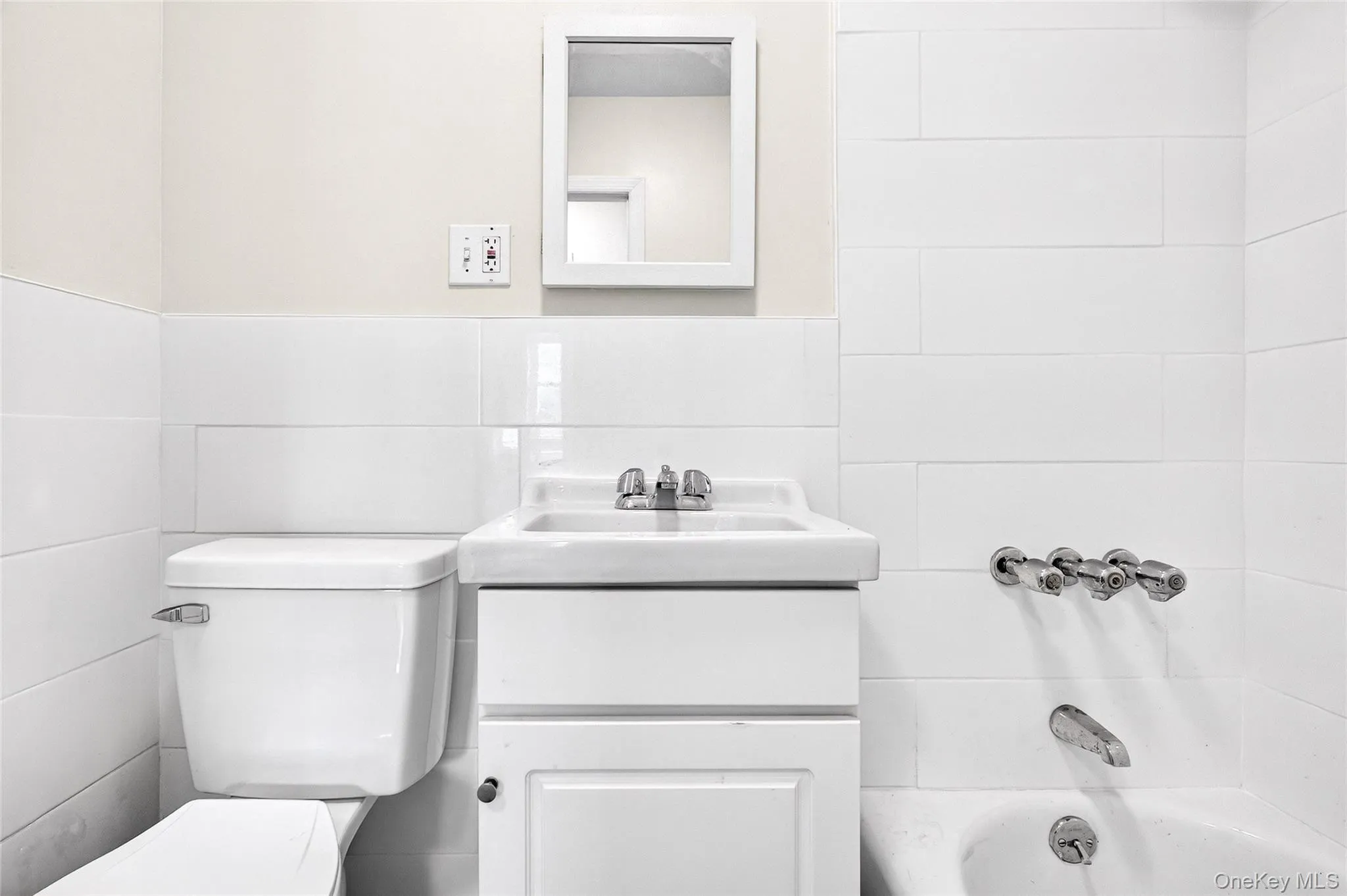 3615 Eastchester Road, New York, NY, 3 Bedrooms Bedrooms, 5 Rooms Rooms,1 BathroomBathrooms,Residential Lease,For Rent,Eastchester,0,978733 3615 Eastchester Road, New York, NY, 3 Bedrooms Bedrooms, 5 Rooms Rooms,1 BathroomBathrooms,Residential Lease,For Rent,Eastchester,0,978733
