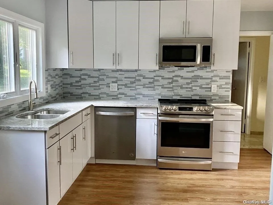 321 Nassau Avenue, North Hempstead, NY, 4 Bedrooms Bedrooms, 7 Rooms Rooms,2 BathroomsBathrooms,Residential Lease,For Rent,Nassau,0,978778 321 Nassau Avenue, North Hempstead, NY, 4 Bedrooms Bedrooms, 7 Rooms Rooms,2 BathroomsBathrooms,Residential Lease,For Rent,Nassau,0,978778