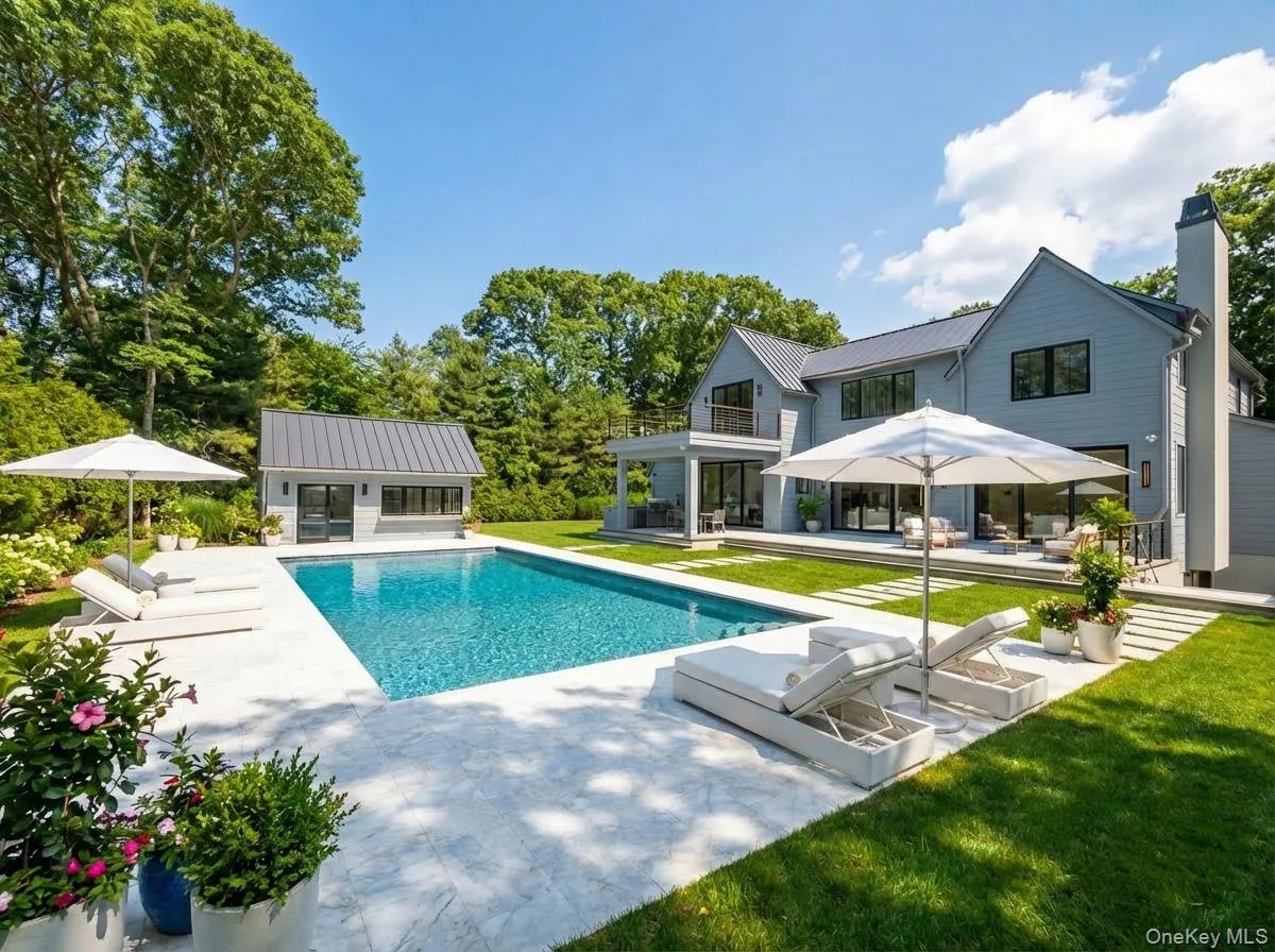 8 Ashwood Court, Southampton, New York 11968