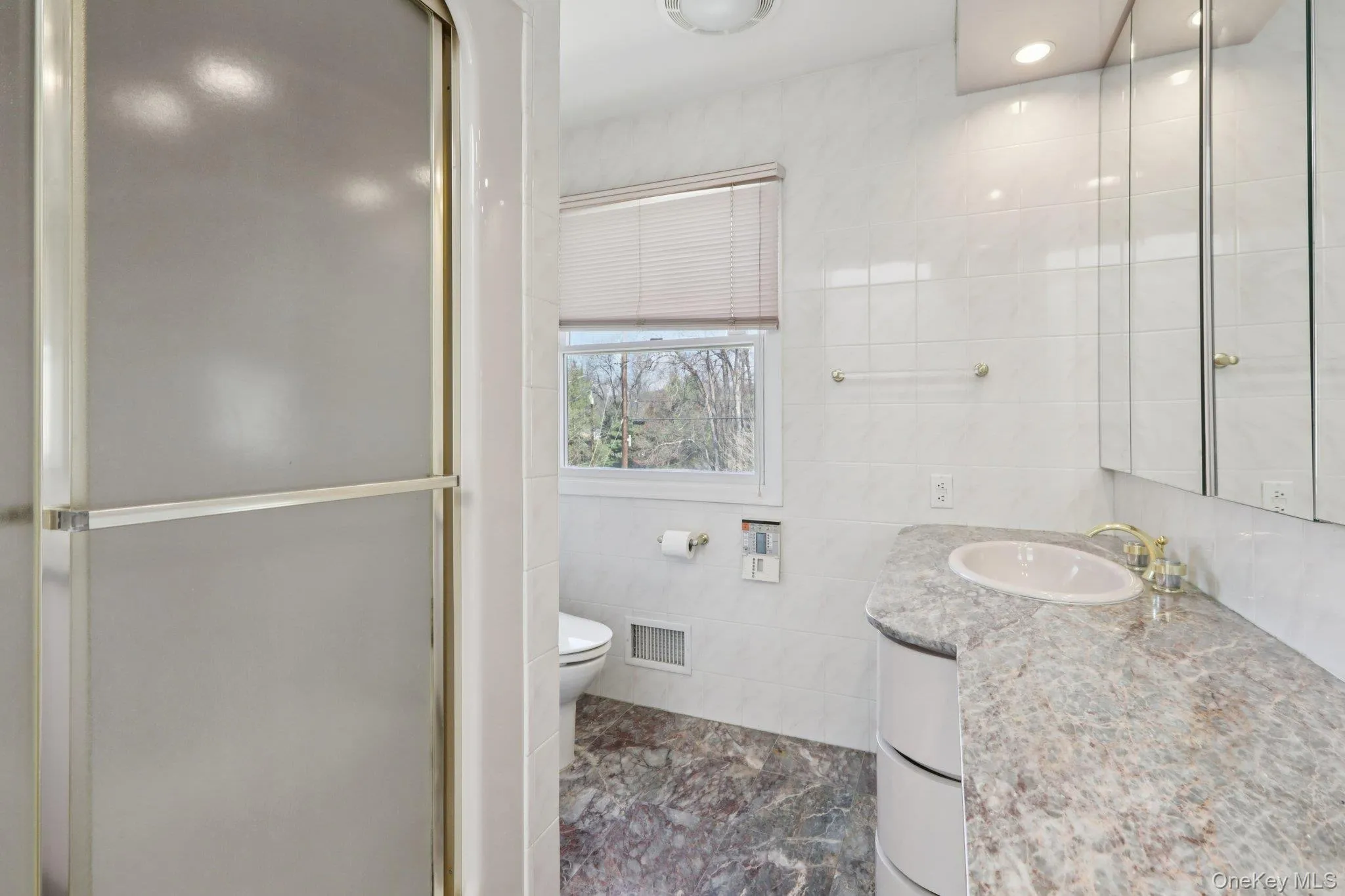 Second Master suite or guest bath on 2nd floor Second Master suite or guest bath on 2nd floor