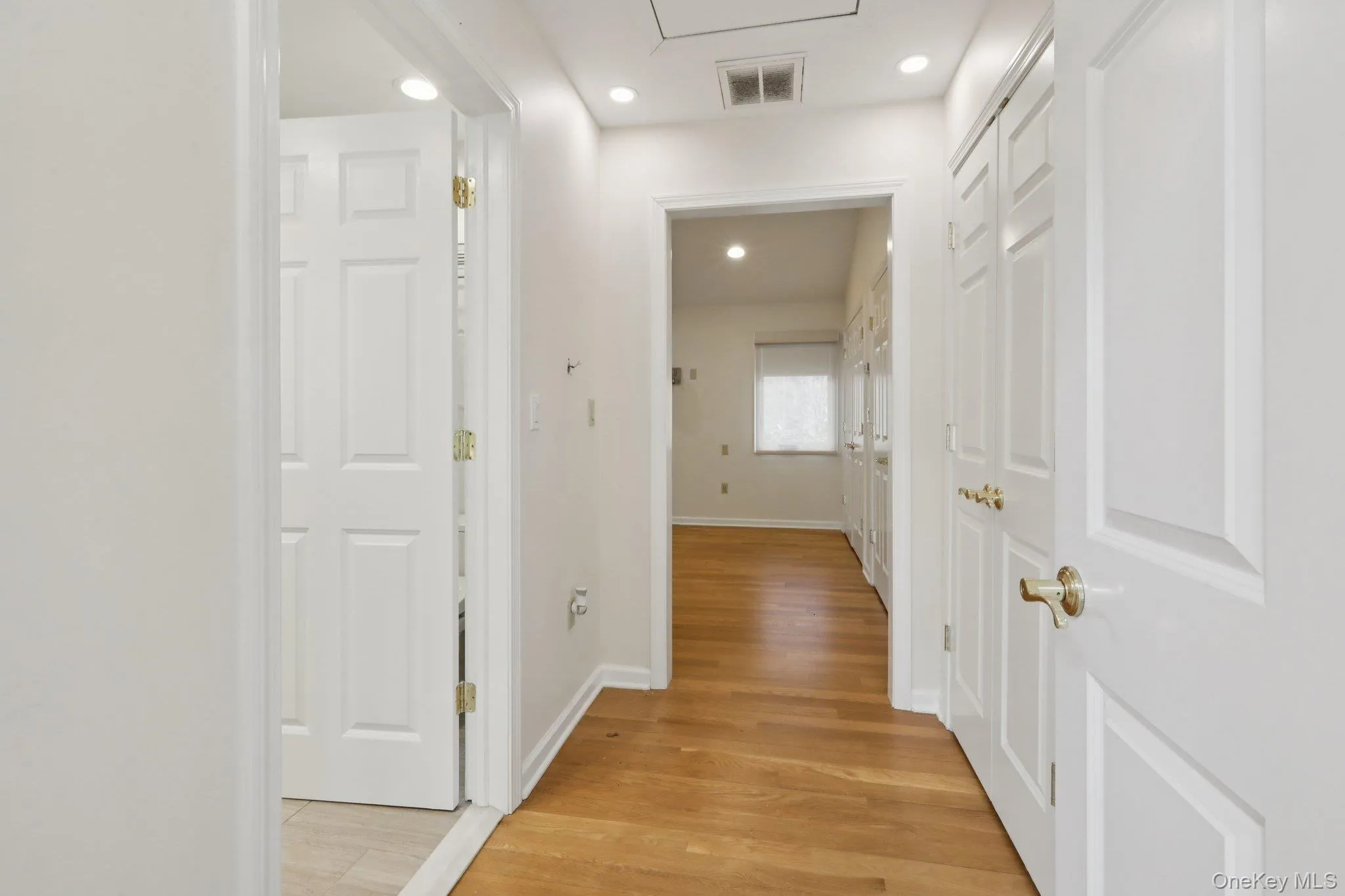Hallway in primowith wan first floor with walls of closets Hallway in primowith wan first floor with walls of closets