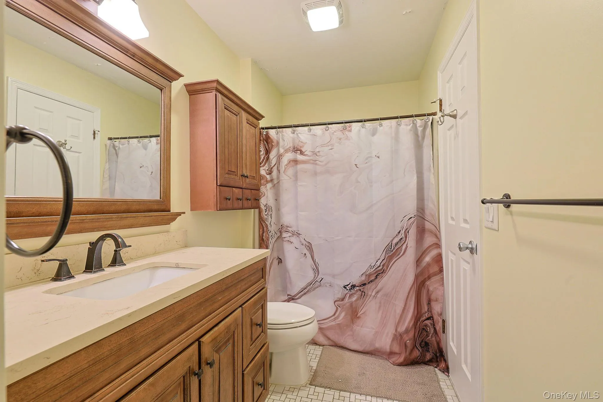 Full bathroom with entry from hallway and primary bedroom. Full bathroom with entry from hallway and primary bedroom.