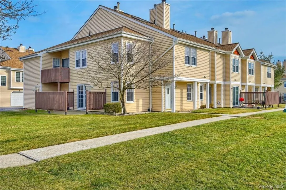 Private side and front with sidewalks! Private side and front with sidewalks!