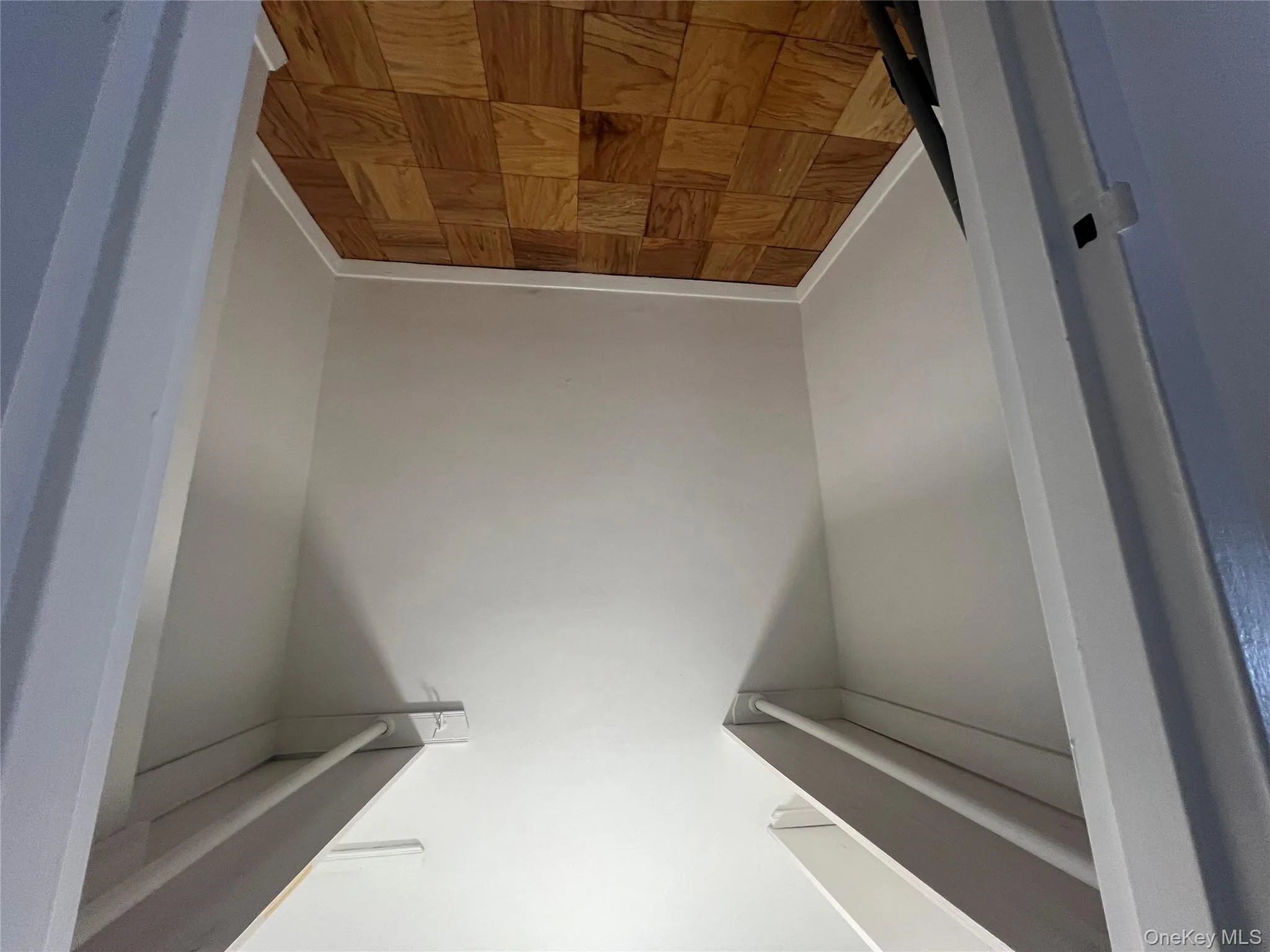 Walk-in Closet Walk-in Closet