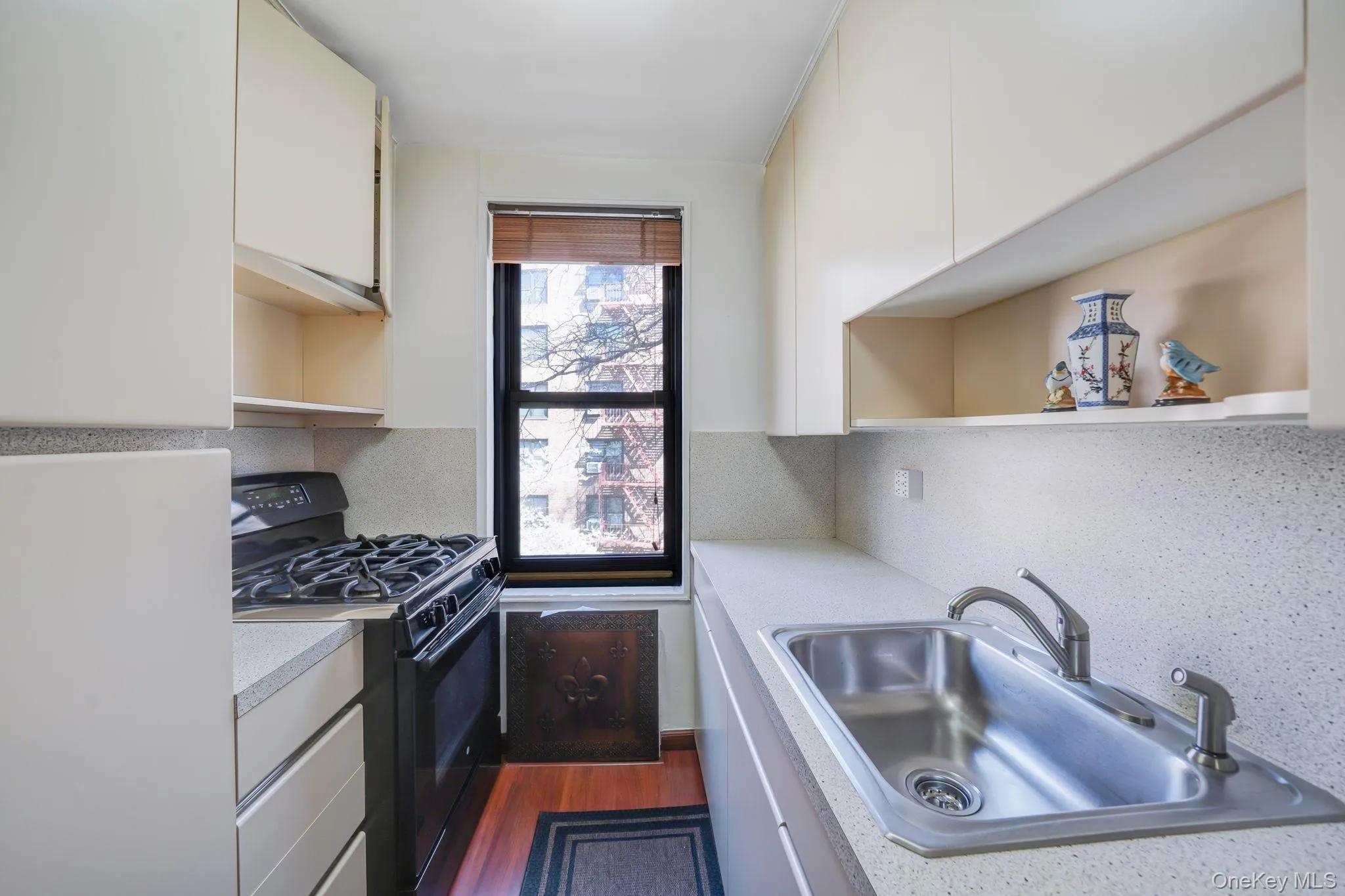 EIK with SS Fridge, Gas Cooking, Dining Area EIK with SS Fridge, Gas Cooking, Dining Area