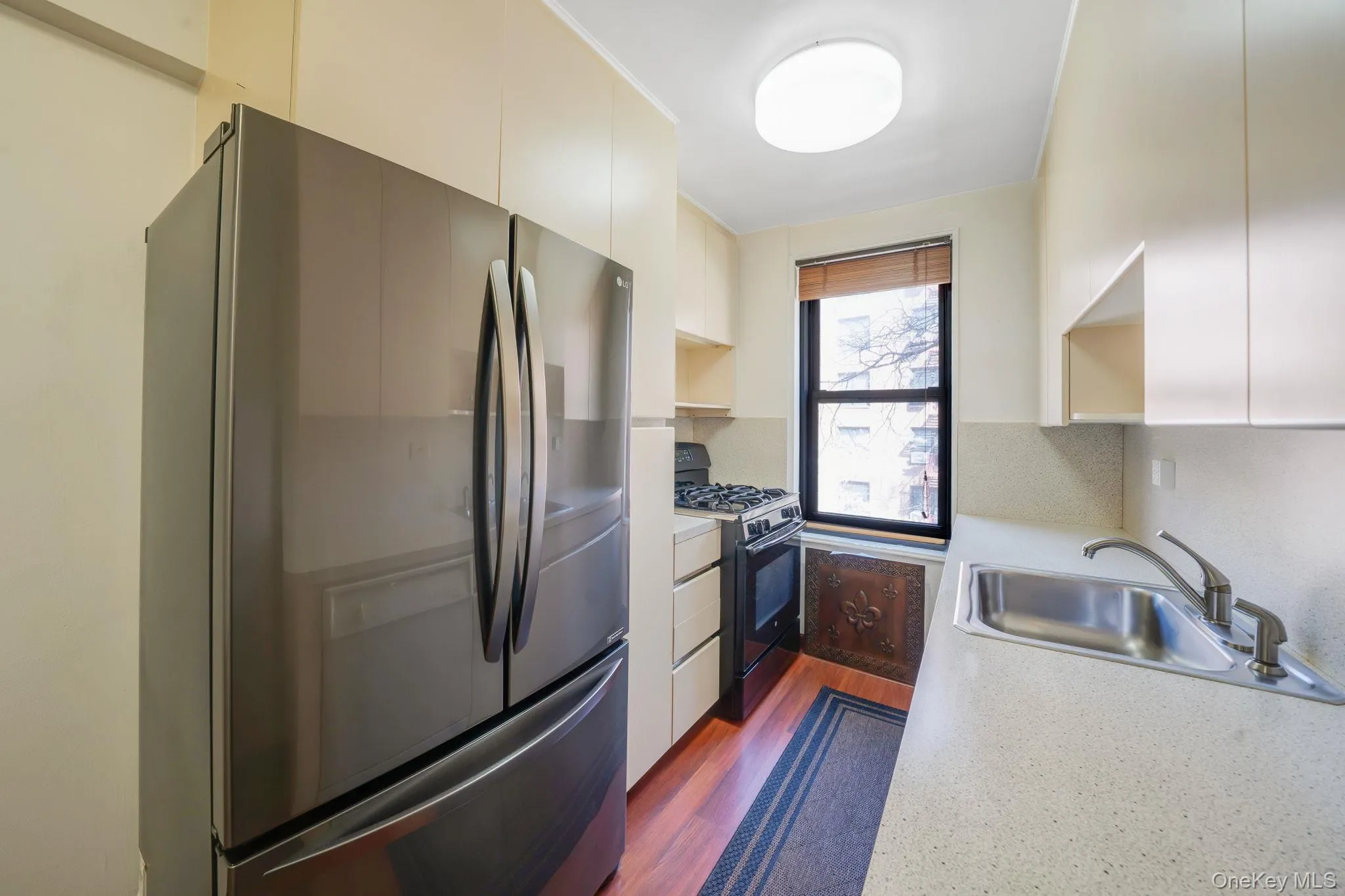 EIK with SS Fridge, Gas Cooking, Dining Area EIK with SS Fridge, Gas Cooking, Dining Area