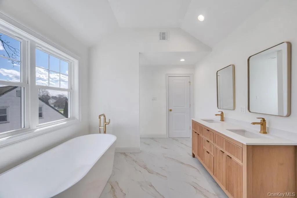 89 west Avenue, Oyster Bay, NY, 5 Bedrooms Bedrooms, 10 Rooms Rooms,4 BathroomsBathrooms,Residential,For Rent,west,0,979182 89 west Avenue, Oyster Bay, NY, 5 Bedrooms Bedrooms, 10 Rooms Rooms,4 BathroomsBathrooms,Residential,For Rent,west,0,979182