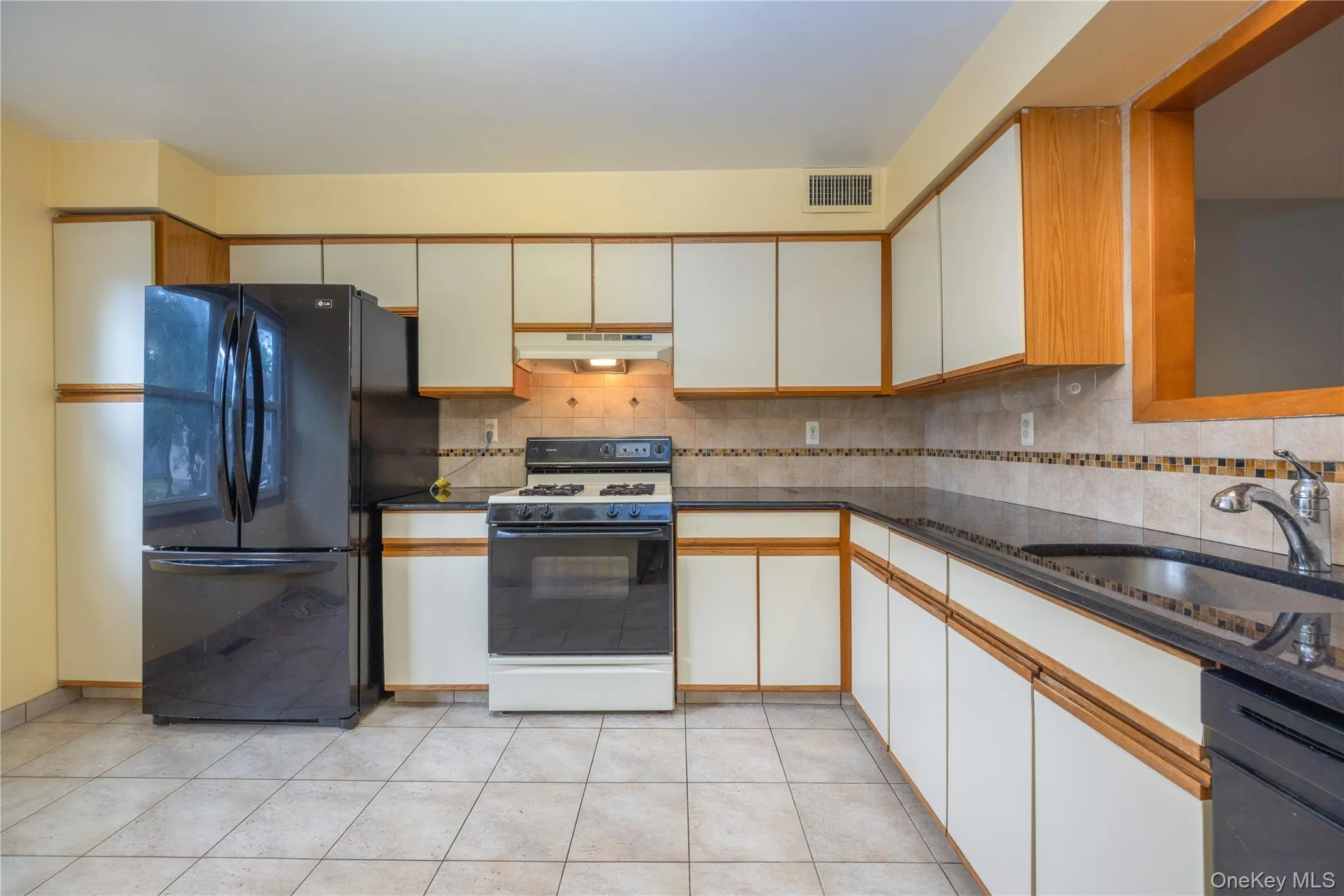 Eat in kitchen Granite counter tops Eat in kitchen Granite counter tops