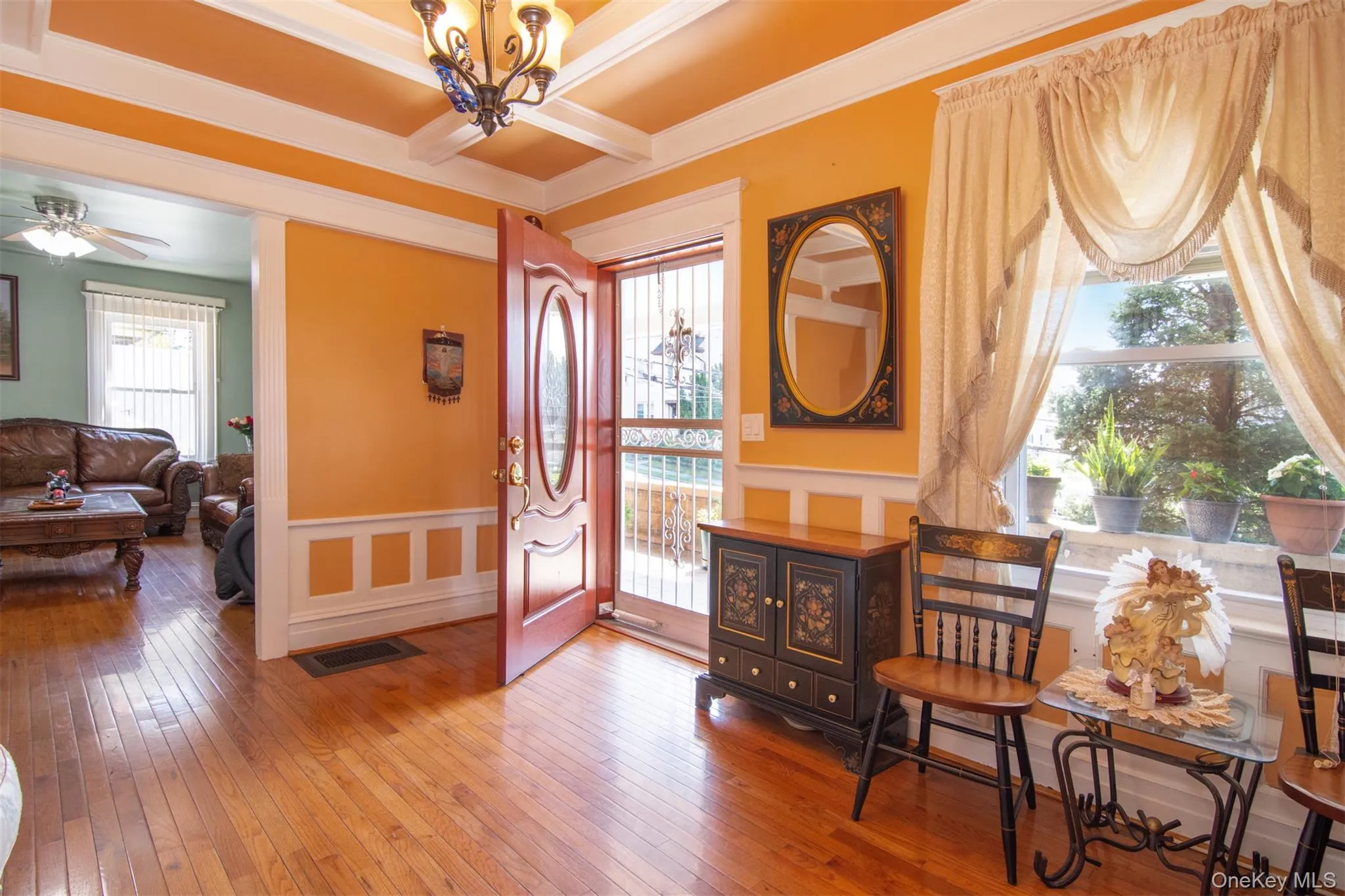 Beautiful, generously sized entry Foyer Beautiful, generously sized entry Foyer