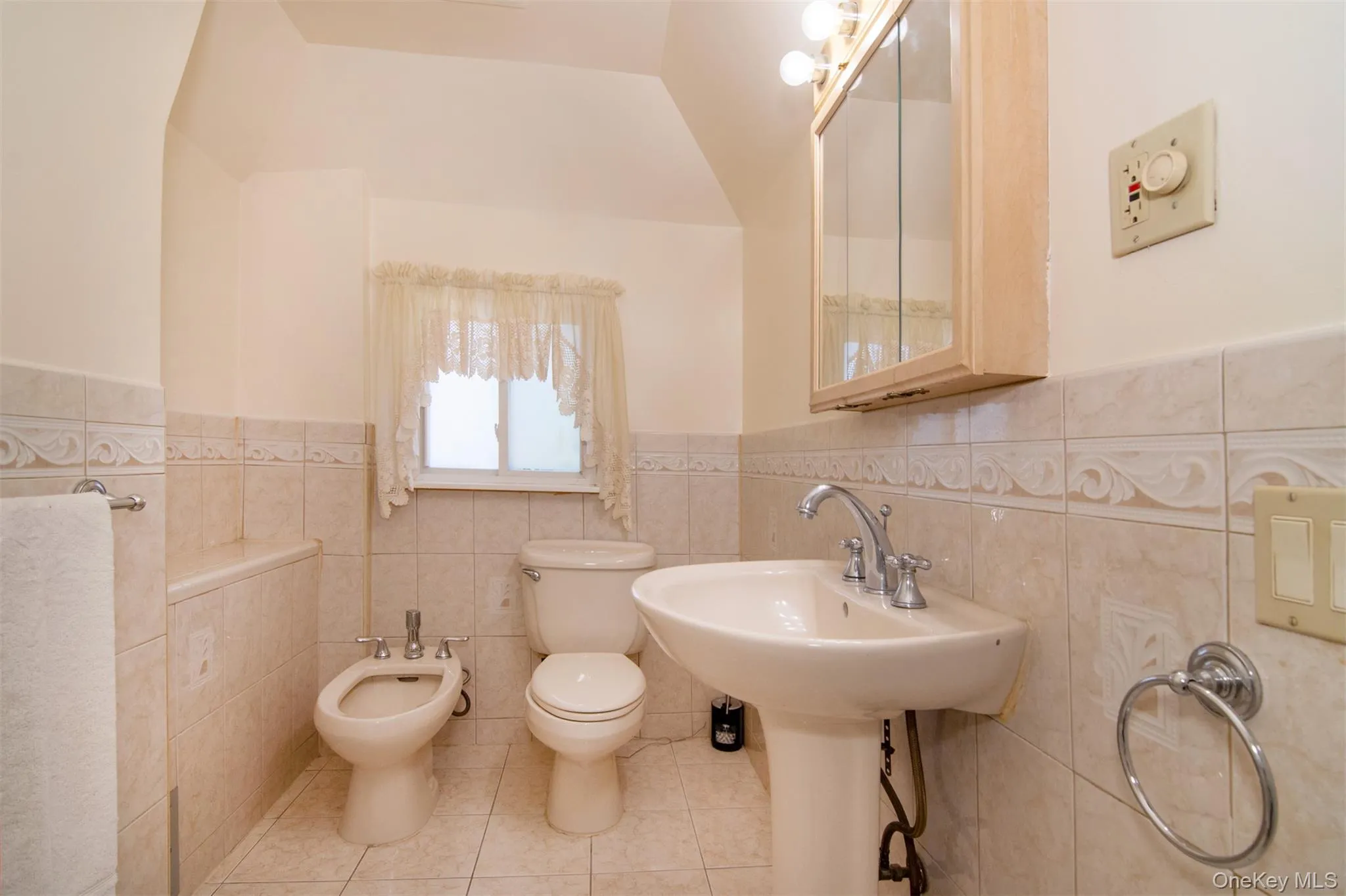 Ensuite - Primary Bathroom with Soaking Tub and Bidet Ensuite - Primary Bathroom with Soaking Tub and Bidet