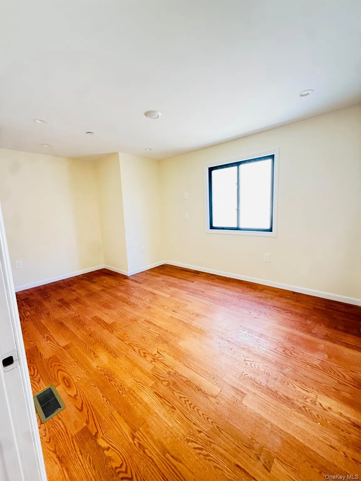 13918 Lakewood Avenue, New York, NY, 3 Bedrooms Bedrooms, 6 Rooms Rooms,2 BathroomsBathrooms,Residential Lease,For Rent,Lakewood,0,979207 13918 Lakewood Avenue, New York, NY, 3 Bedrooms Bedrooms, 6 Rooms Rooms,2 BathroomsBathrooms,Residential Lease,For Rent,Lakewood,0,979207