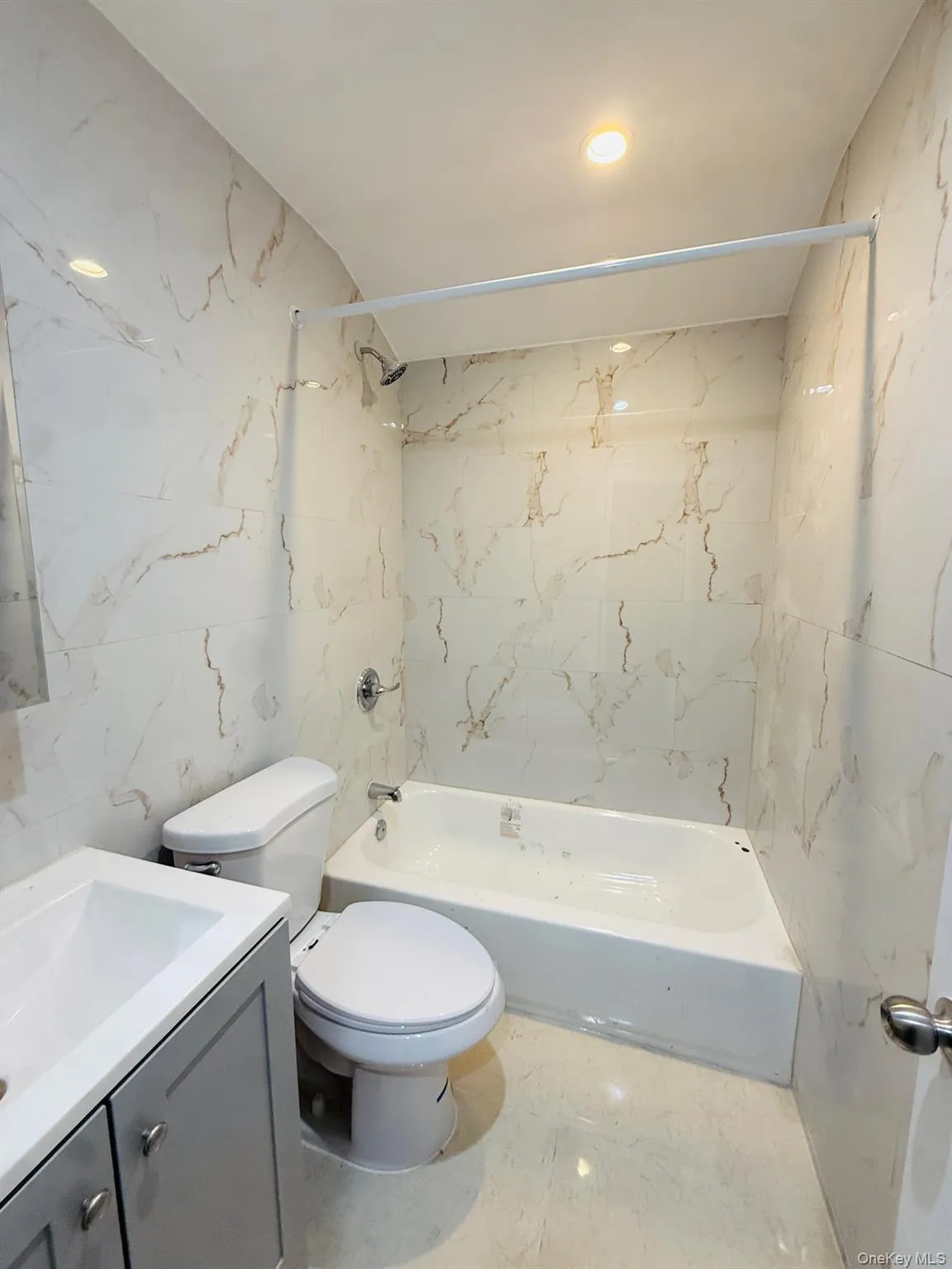 13918 Lakewood Avenue, New York, NY, 3 Bedrooms Bedrooms, 6 Rooms Rooms,2 BathroomsBathrooms,Residential Lease,For Rent,Lakewood,0,979211 13918 Lakewood Avenue, New York, NY, 3 Bedrooms Bedrooms, 6 Rooms Rooms,2 BathroomsBathrooms,Residential Lease,For Rent,Lakewood,0,979211