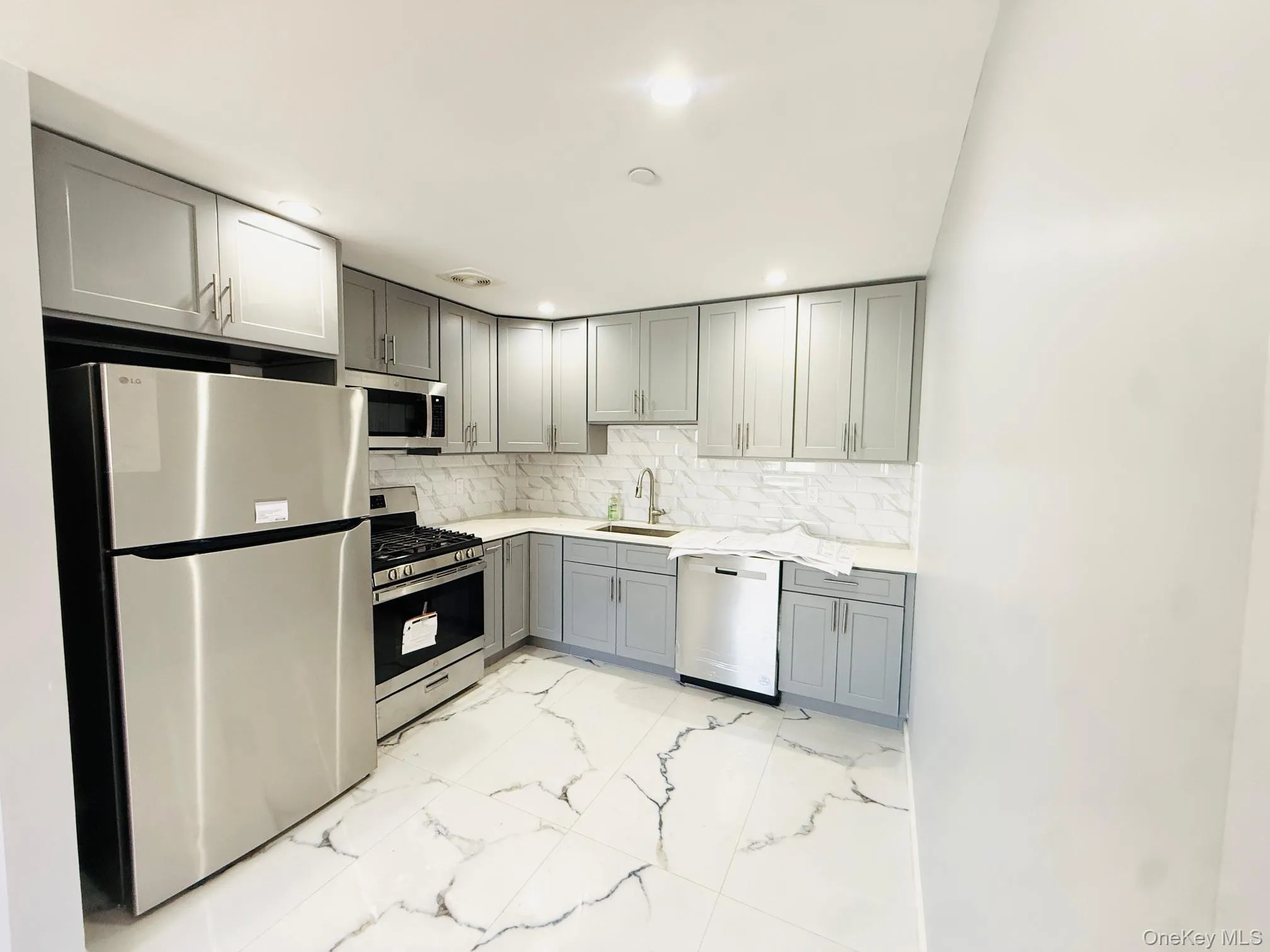 13920 Lakewood Avenue, New York, NY, 3 Bedrooms Bedrooms, 6 Rooms Rooms,2 BathroomsBathrooms,Residential Lease,For Rent,Lakewood,0,979216 13920 Lakewood Avenue, New York, NY, 3 Bedrooms Bedrooms, 6 Rooms Rooms,2 BathroomsBathrooms,Residential Lease,For Rent,Lakewood,0,979216