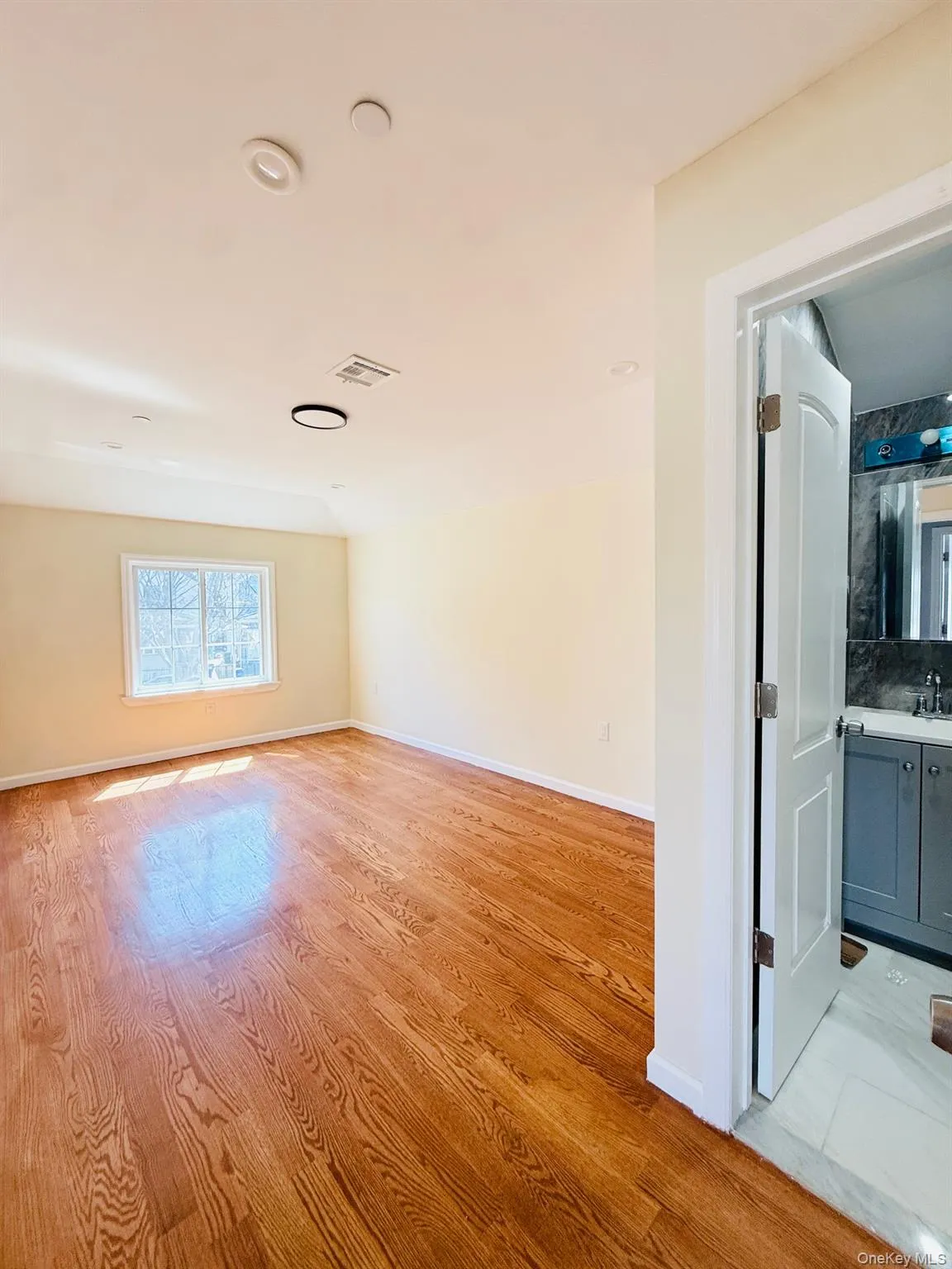 13920 Lakewood Avenue, New York, NY, 3 Bedrooms Bedrooms, 6 Rooms Rooms,2 BathroomsBathrooms,Residential Lease,For Rent,Lakewood,0,979218 13920 Lakewood Avenue, New York, NY, 3 Bedrooms Bedrooms, 6 Rooms Rooms,2 BathroomsBathrooms,Residential Lease,For Rent,Lakewood,0,979218