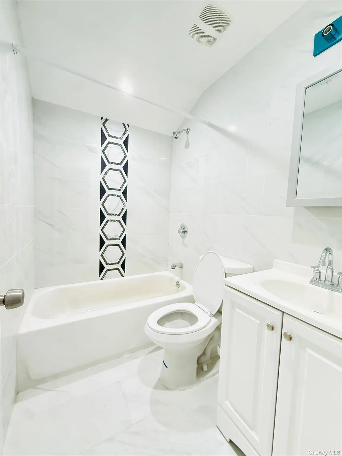 13920 Lakewood Avenue, New York, NY, 3 Bedrooms Bedrooms, 6 Rooms Rooms,2 BathroomsBathrooms,Residential Lease,For Rent,Lakewood,0,979218 13920 Lakewood Avenue, New York, NY, 3 Bedrooms Bedrooms, 6 Rooms Rooms,2 BathroomsBathrooms,Residential Lease,For Rent,Lakewood,0,979218