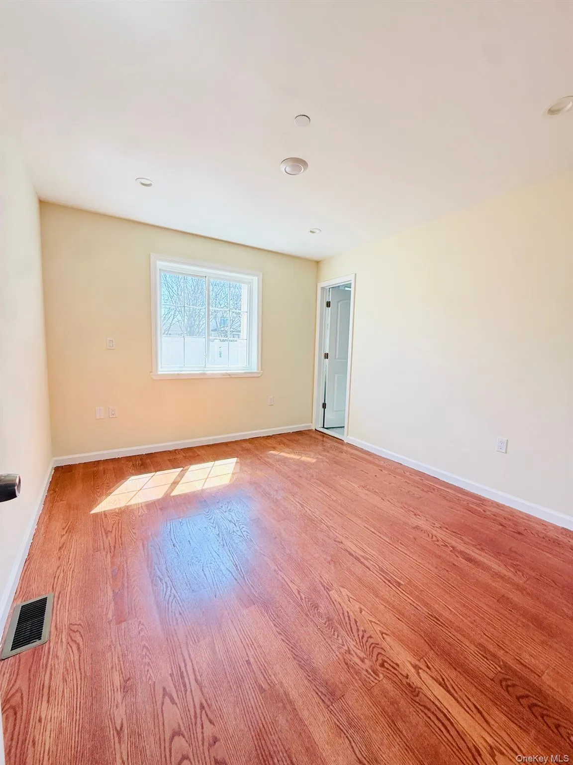 13922 Lakewood Avenue, New York, NY, 3 Bedrooms Bedrooms, 6 Rooms Rooms,2 BathroomsBathrooms,Residential Lease,For Rent,Lakewood,0,979220 13922 Lakewood Avenue, New York, NY, 3 Bedrooms Bedrooms, 6 Rooms Rooms,2 BathroomsBathrooms,Residential Lease,For Rent,Lakewood,0,979220