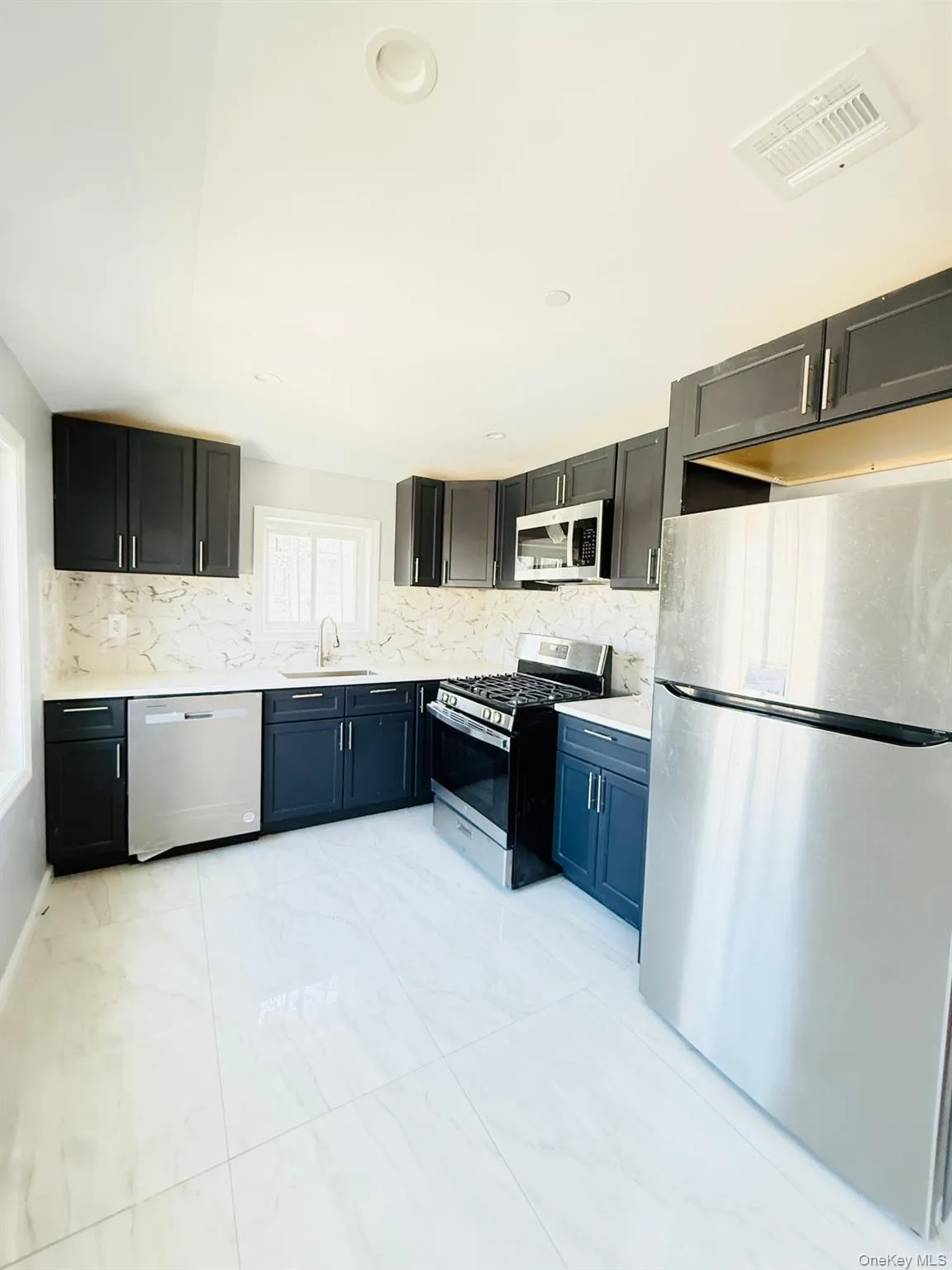 13922 Lakewood Avenue, New York, NY, 3 Bedrooms Bedrooms, 6 Rooms Rooms,2 BathroomsBathrooms,Residential Lease,For Rent,Lakewood,0,979222 13922 Lakewood Avenue, New York, NY, 3 Bedrooms Bedrooms, 6 Rooms Rooms,2 BathroomsBathrooms,Residential Lease,For Rent,Lakewood,0,979222