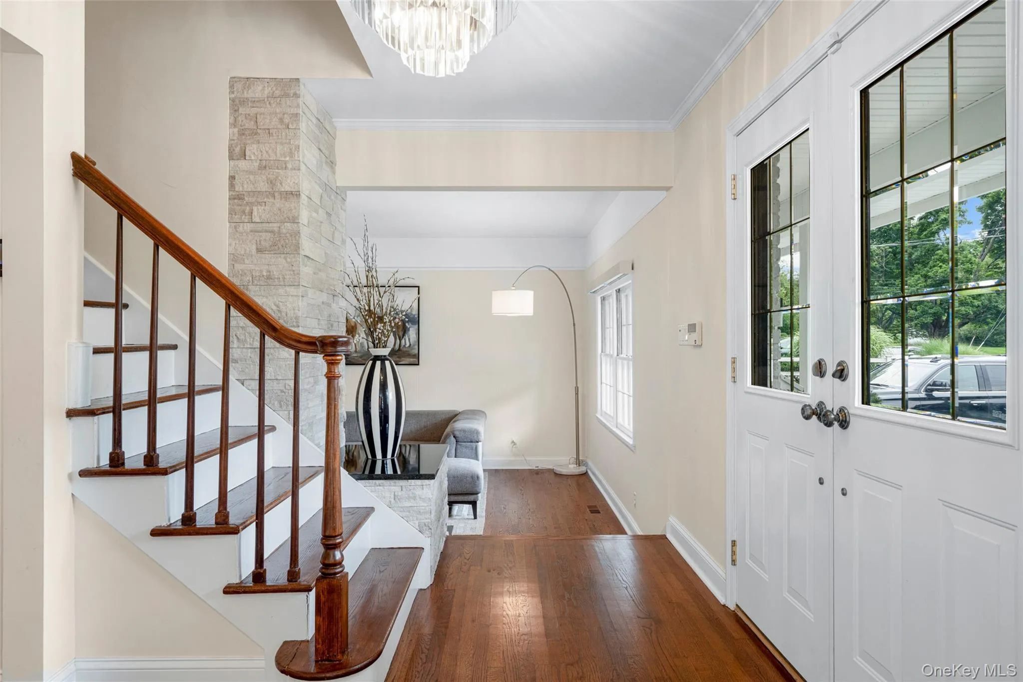Beautiful entrance foyer welcomes you home. Beautiful entrance foyer welcomes you home.