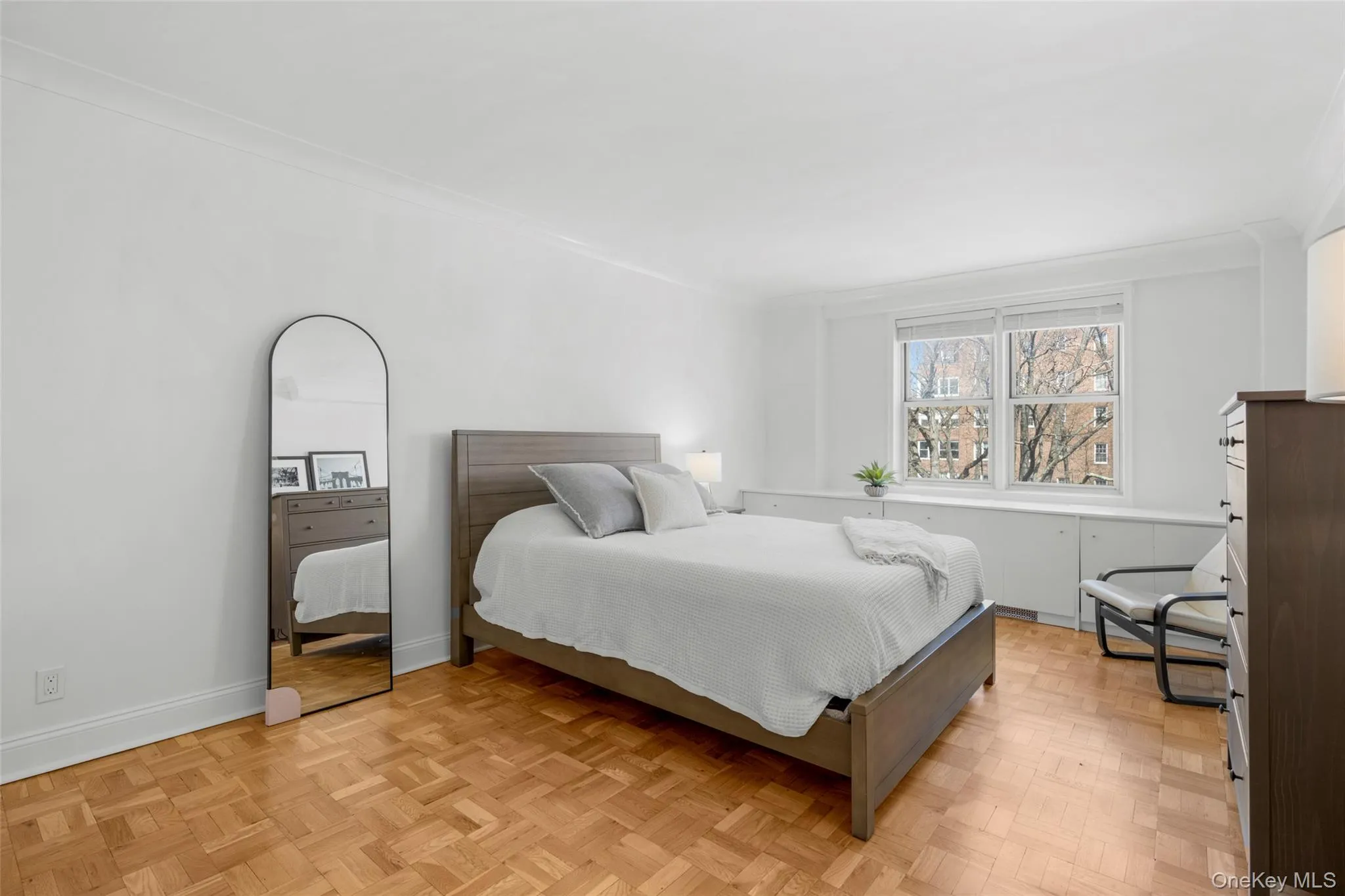 Spacious with large windows Spacious with large windows