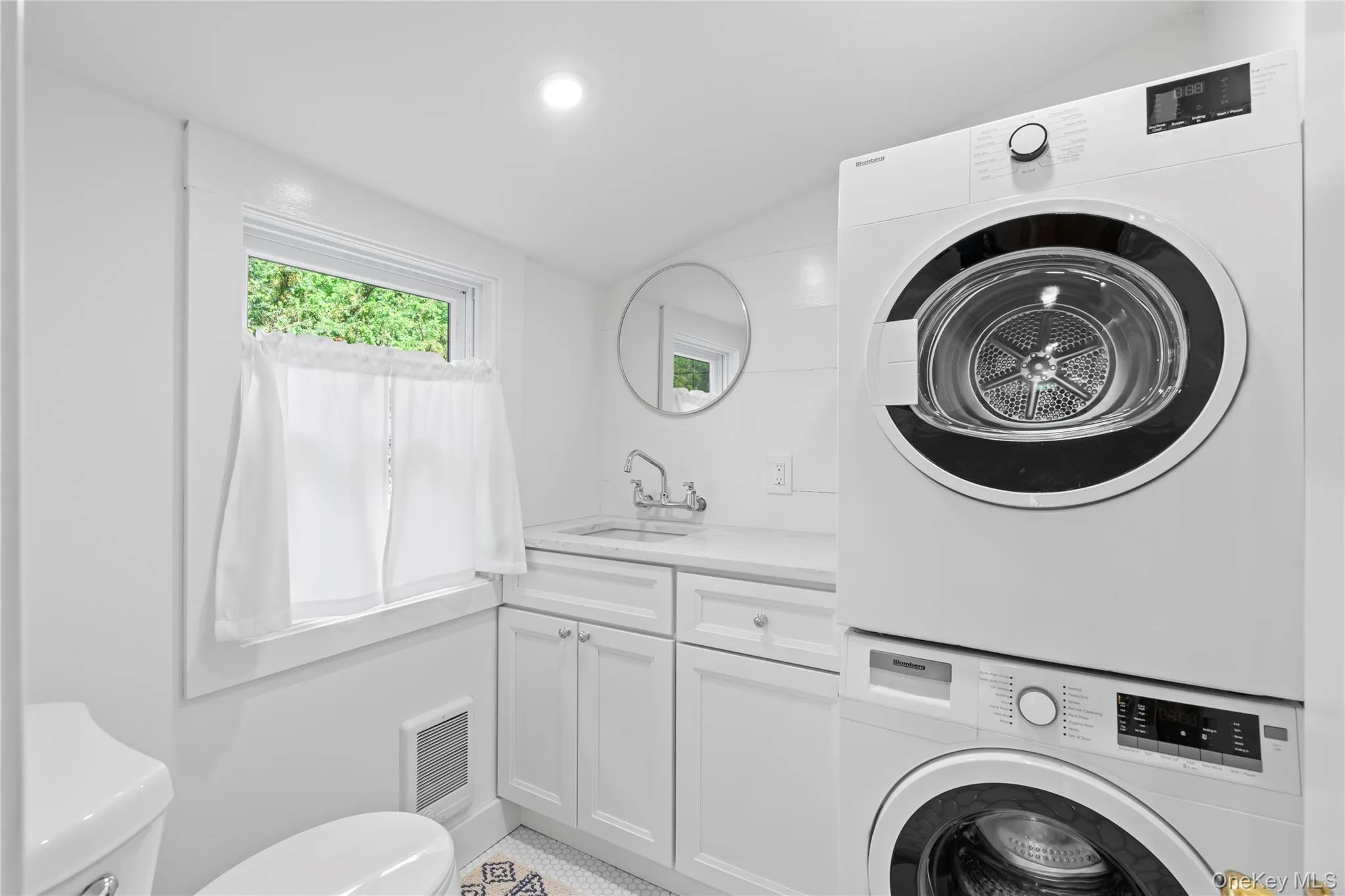 152 Main Street, Huntington, NY, 2 Bedrooms Bedrooms, 5 Rooms Rooms,1 BathroomBathrooms,Residential Lease,For Rent,Main,0,979524 152 Main Street, Huntington, NY, 2 Bedrooms Bedrooms, 5 Rooms Rooms,1 BathroomBathrooms,Residential Lease,For Rent,Main,0,979524