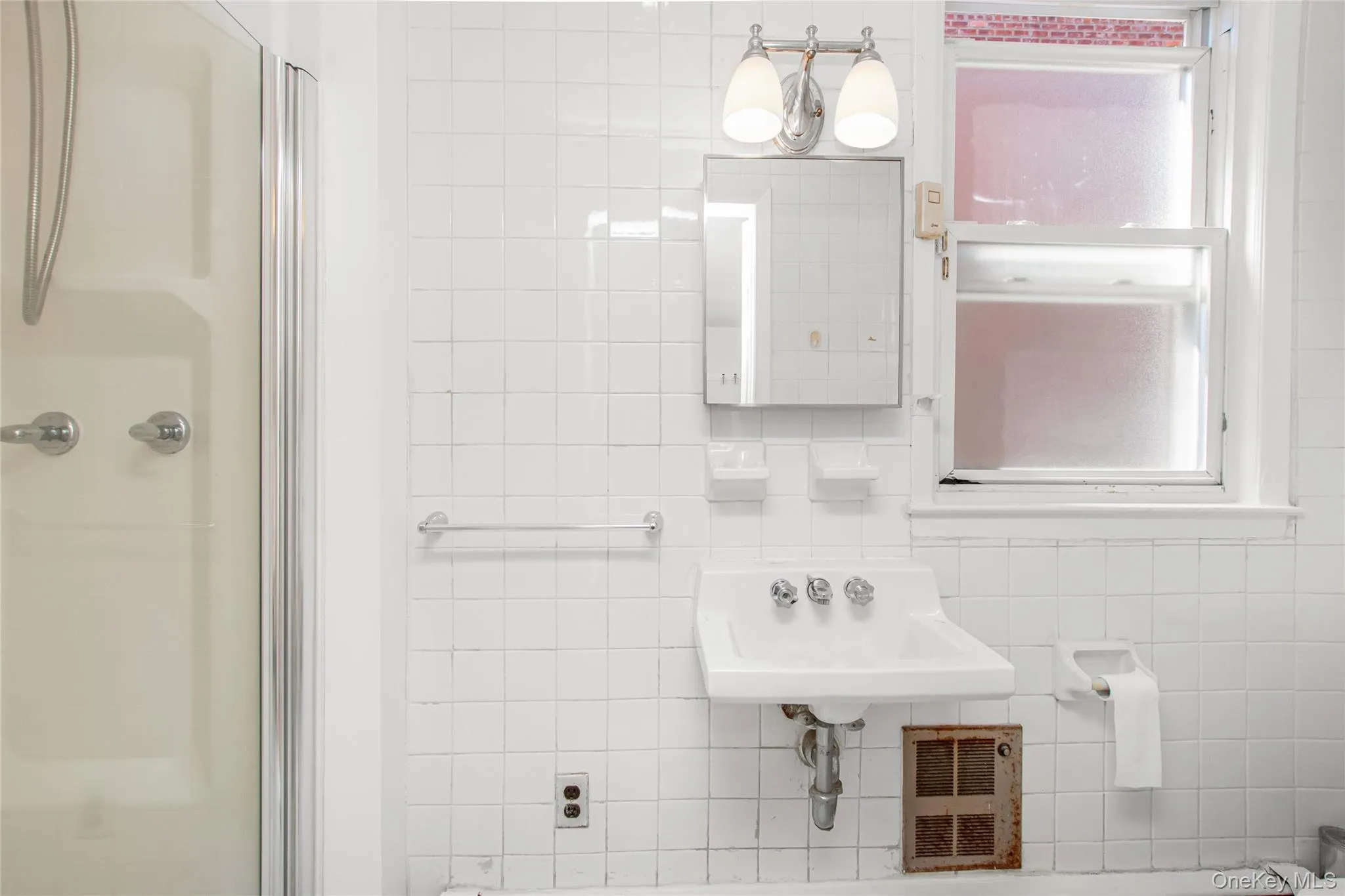 2768 Netherland Avenue, New York, NY, 4 Bedrooms Bedrooms, 8 Rooms Rooms,2 BathroomsBathrooms,Residential,For Rent,Netherland,0,979561 2768 Netherland Avenue, New York, NY, 4 Bedrooms Bedrooms, 8 Rooms Rooms,2 BathroomsBathrooms,Residential,For Rent,Netherland,0,979561
