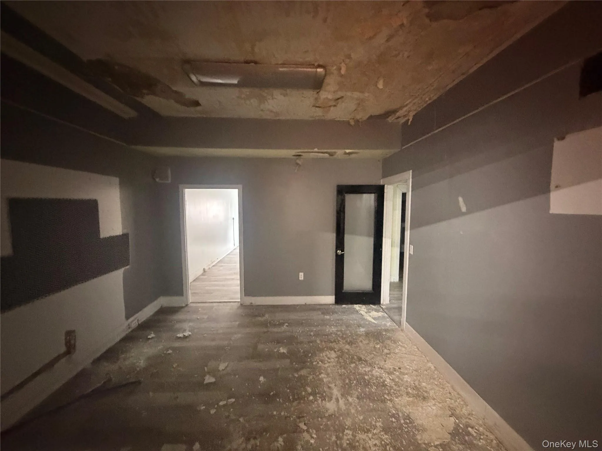 Additional second-floor space with open layout, ideal for customization or storage • Second-level area offering flexible use for showroom, studio, or storage Additional second-floor space with open layout, ideal for customization or storage • Second-level area offering flexible use for showroom, studio, or storage