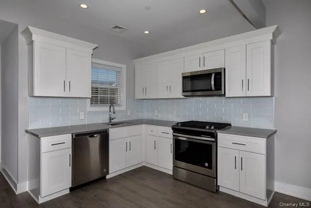 262 Indian Head Road, Smithtown, NY, 1 Bedroom Bedrooms, 4 Rooms Rooms,1 BathroomBathrooms,Residential Lease,For Rent,Indian Head,0,979922 262 Indian Head Road, Smithtown, NY, 1 Bedroom Bedrooms, 4 Rooms Rooms,1 BathroomBathrooms,Residential Lease,For Rent,Indian Head,0,979922