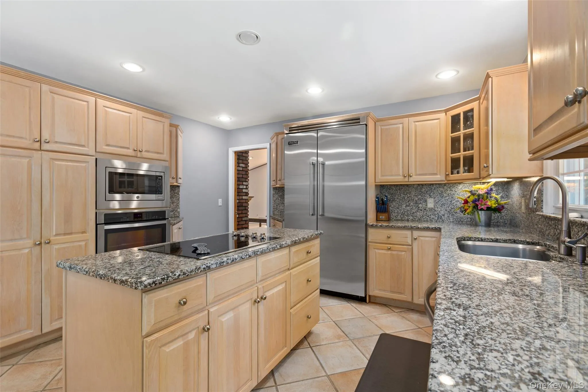 Spacious EIK with granite counter tops and center island, stainless steel appliances Spacious EIK with granite counter tops and center island, stainless steel appliances