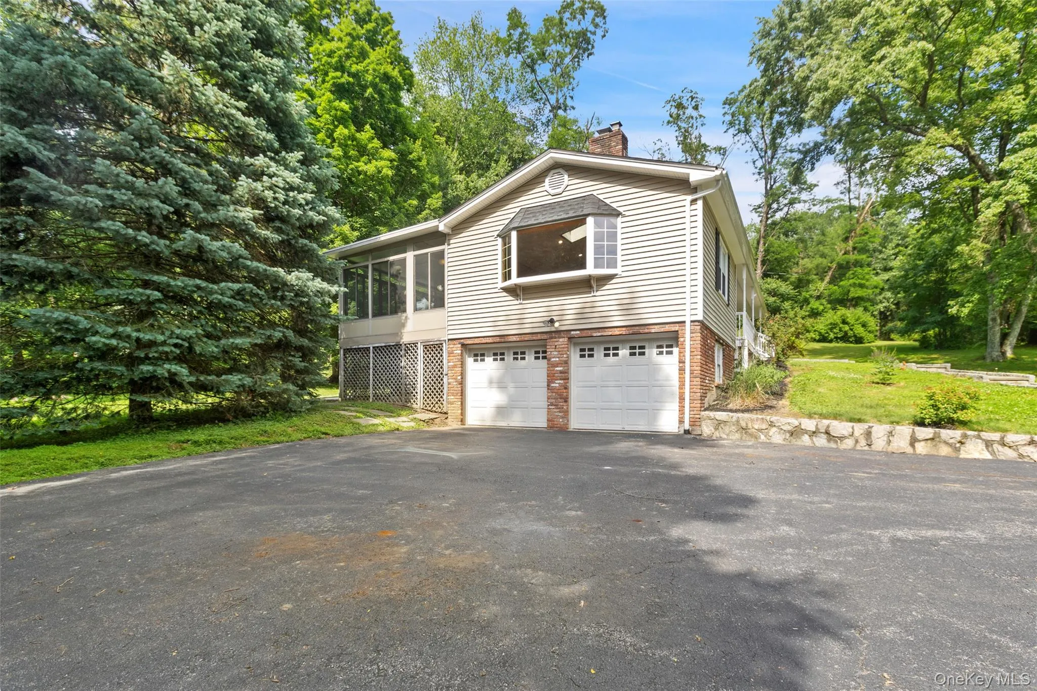Large driveway and 2 ar garage Large driveway and 2 ar garage